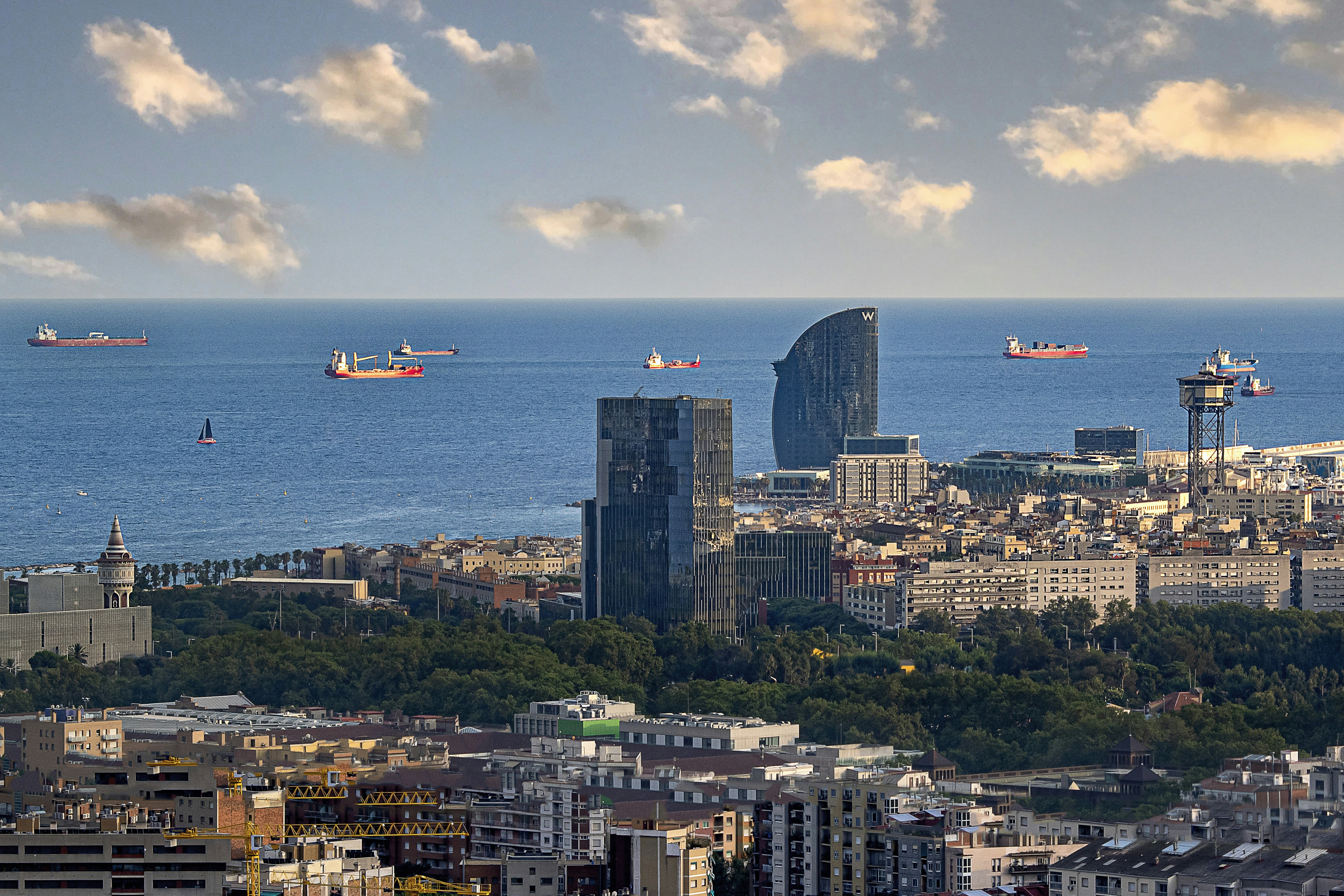 Las 3 mejores empresas para ahorrar con trabajadores agentes en Barcelona