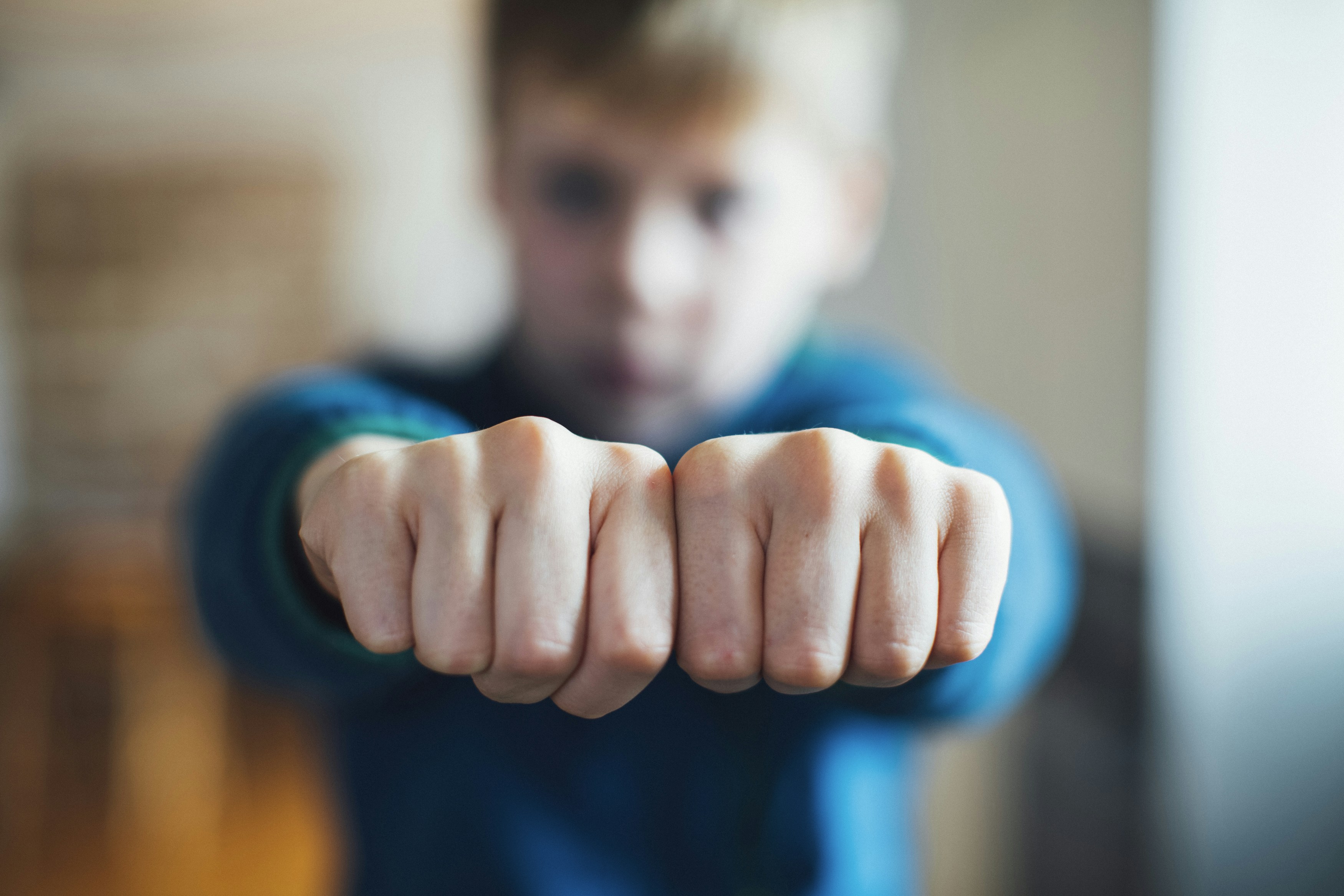 Analizando las amenazas de ejemplo adversario físico para el aprendizaje automático en sistemas electorales