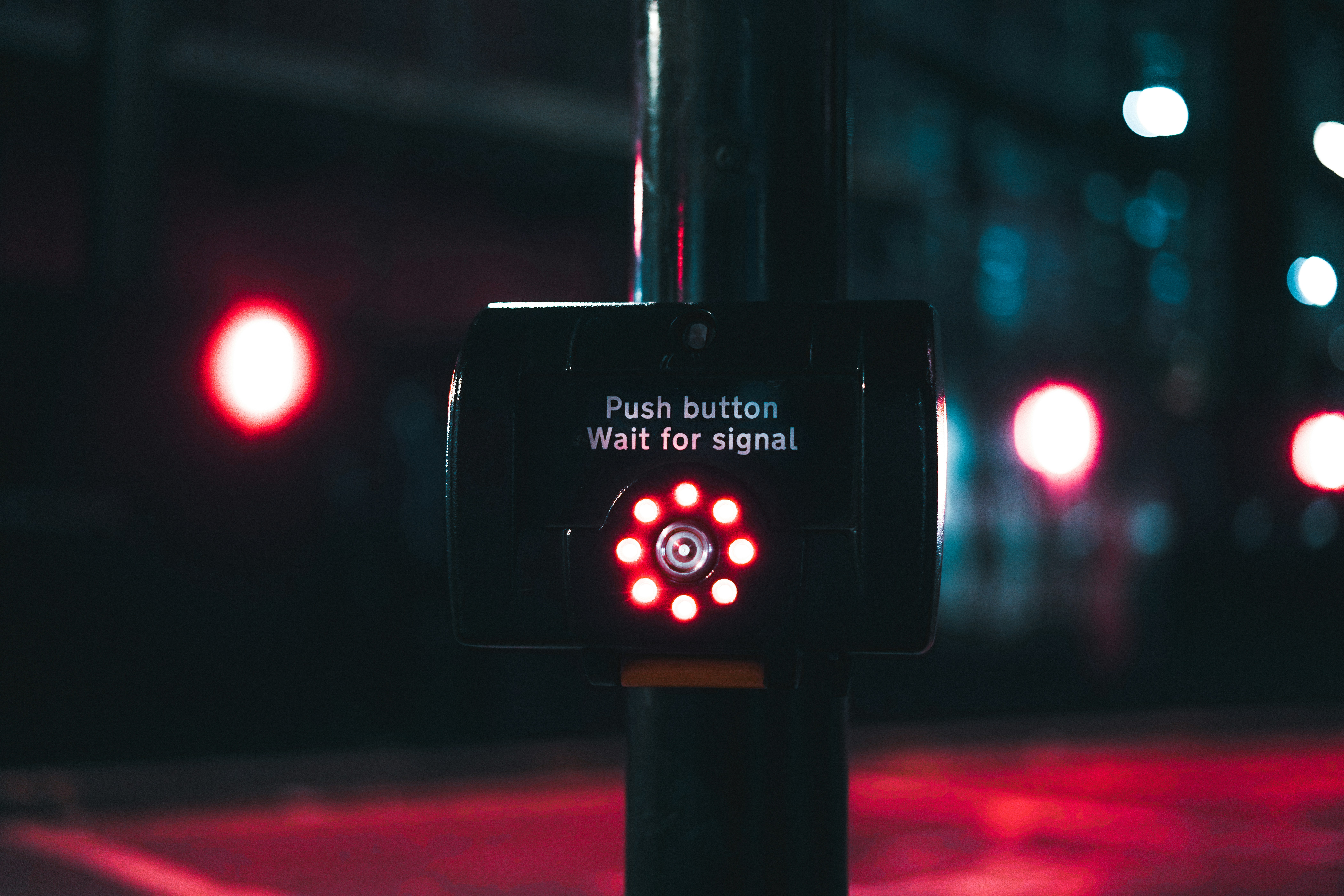 ¿Cuáles son las principales características de la automatización de alertas comerciales?