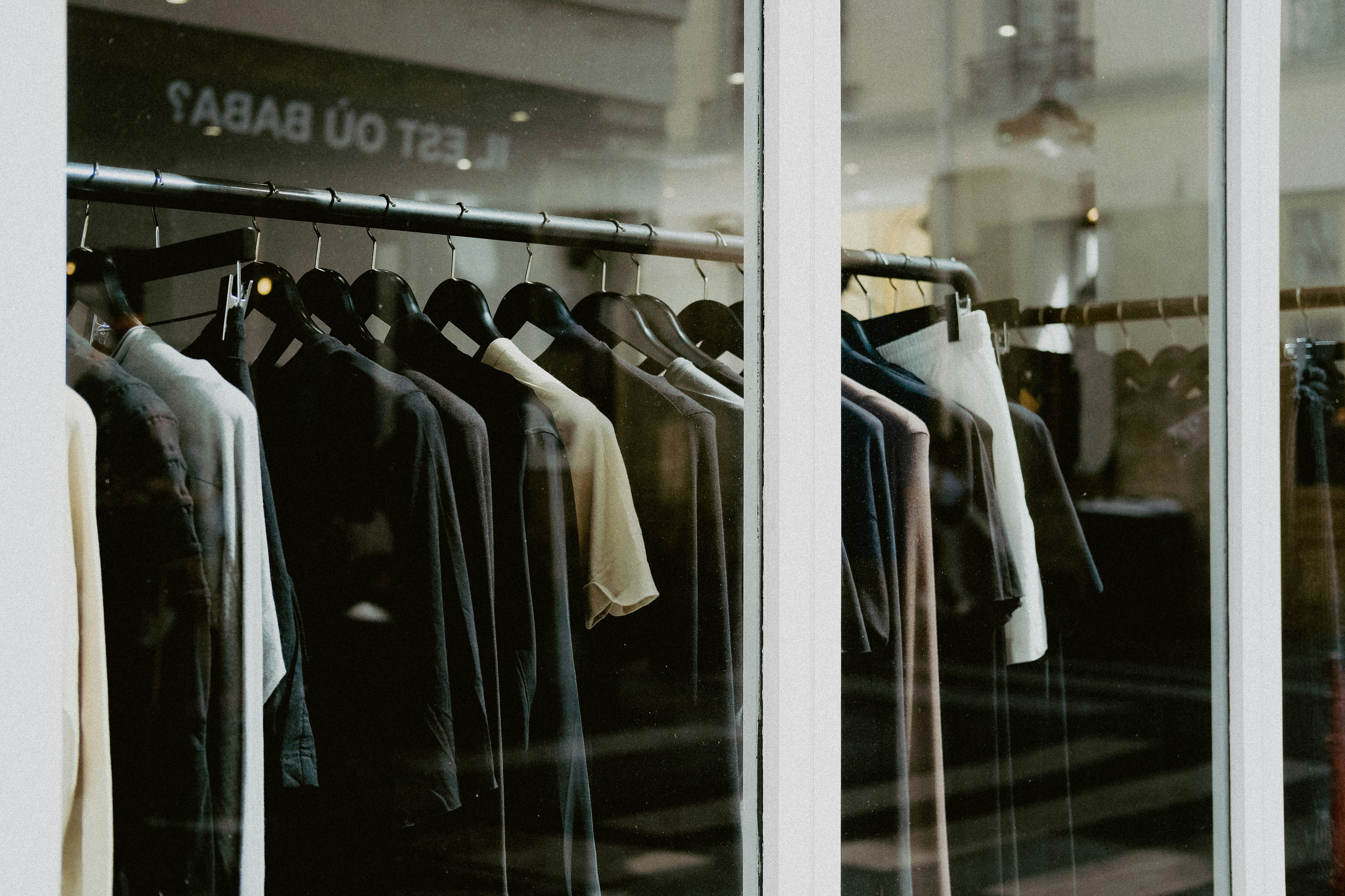 Comparación completa entre presupuesto de tienda virtual y tiendas tradicionales