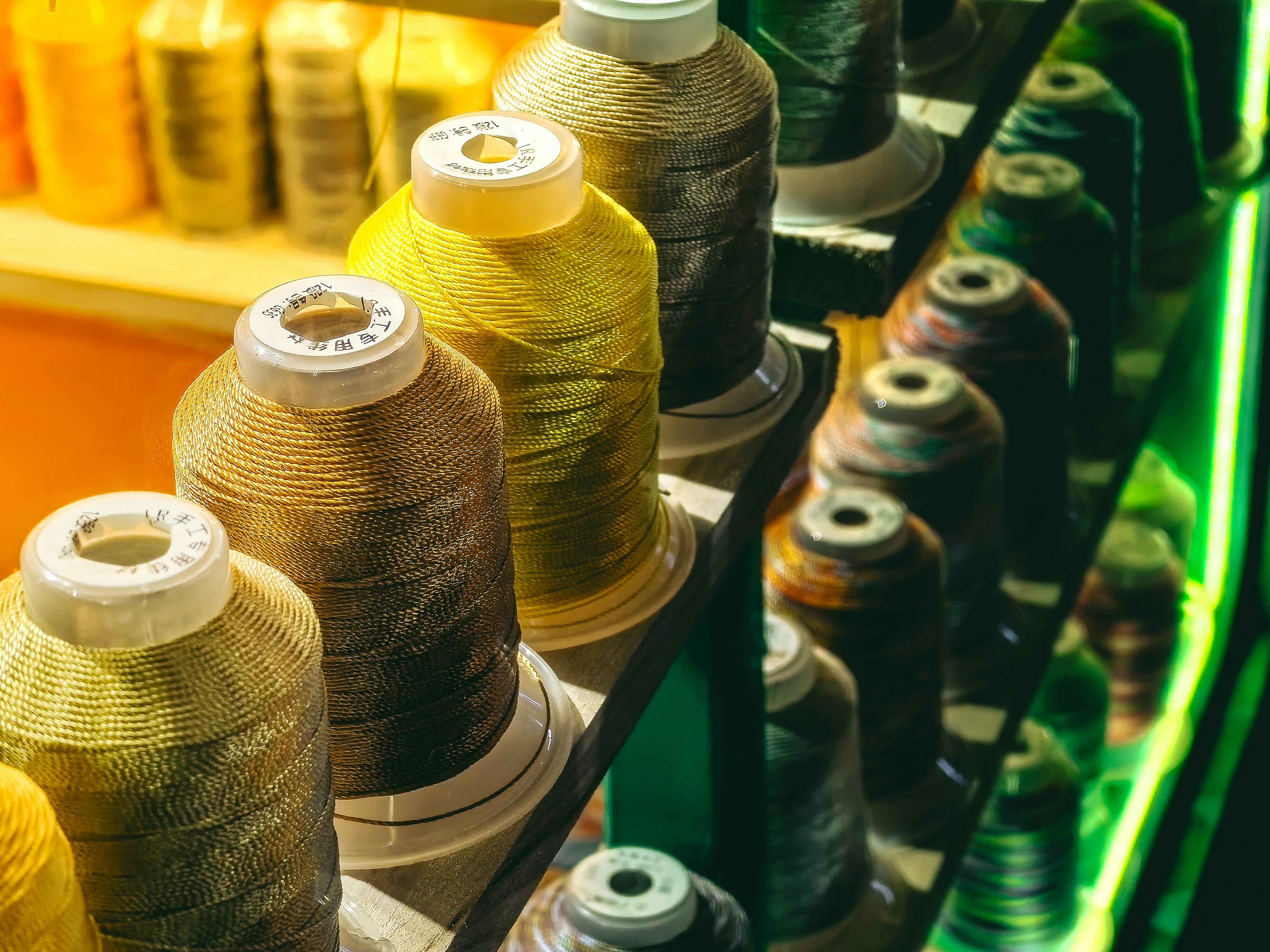 ¿Qué hace que la creación comercial impulsada por IA sea diferente de las soluciones tradicionales?