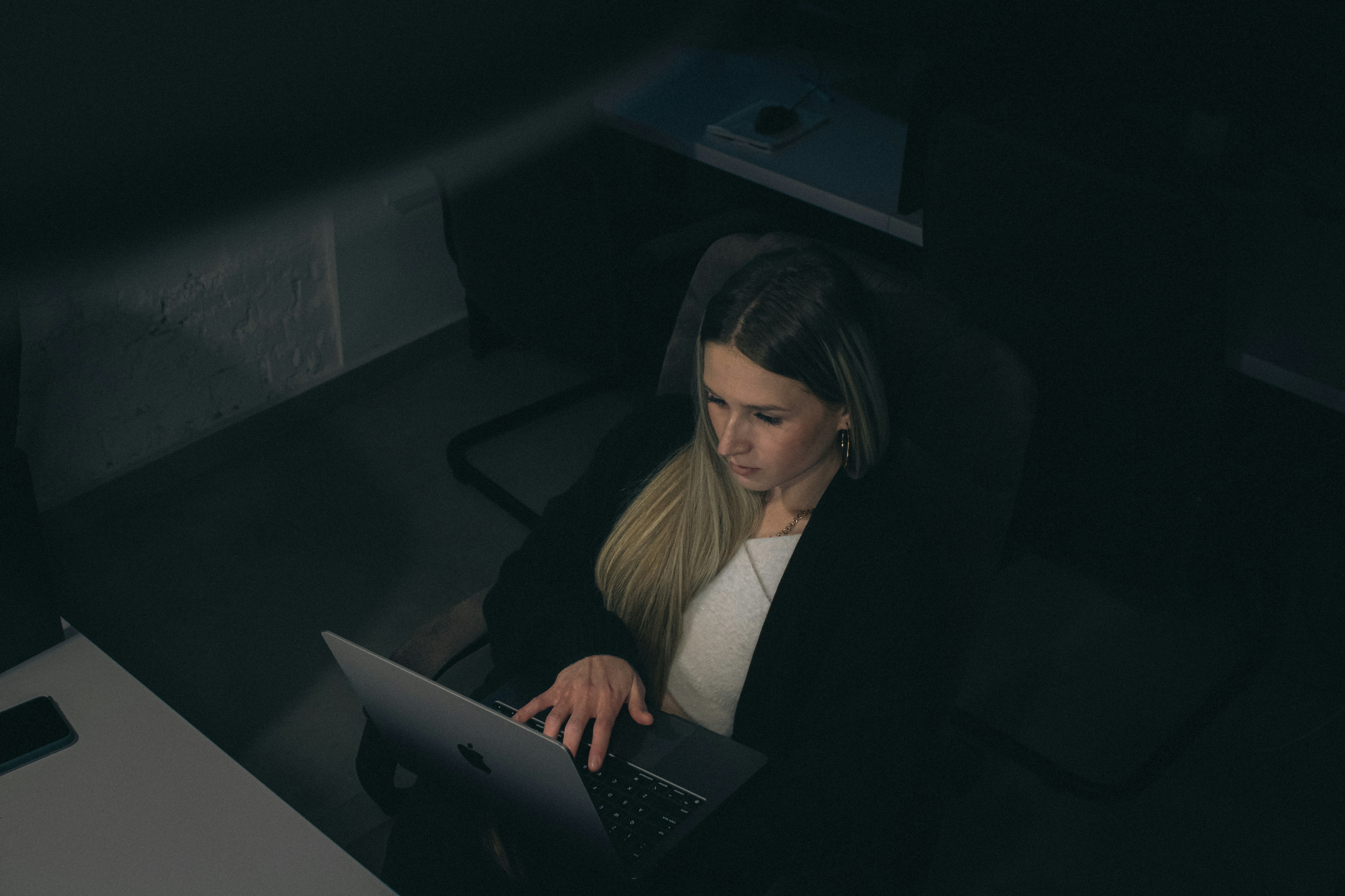 ¿Por qué contratar un chatbot en lugar de un asistente virtual para una empresa?