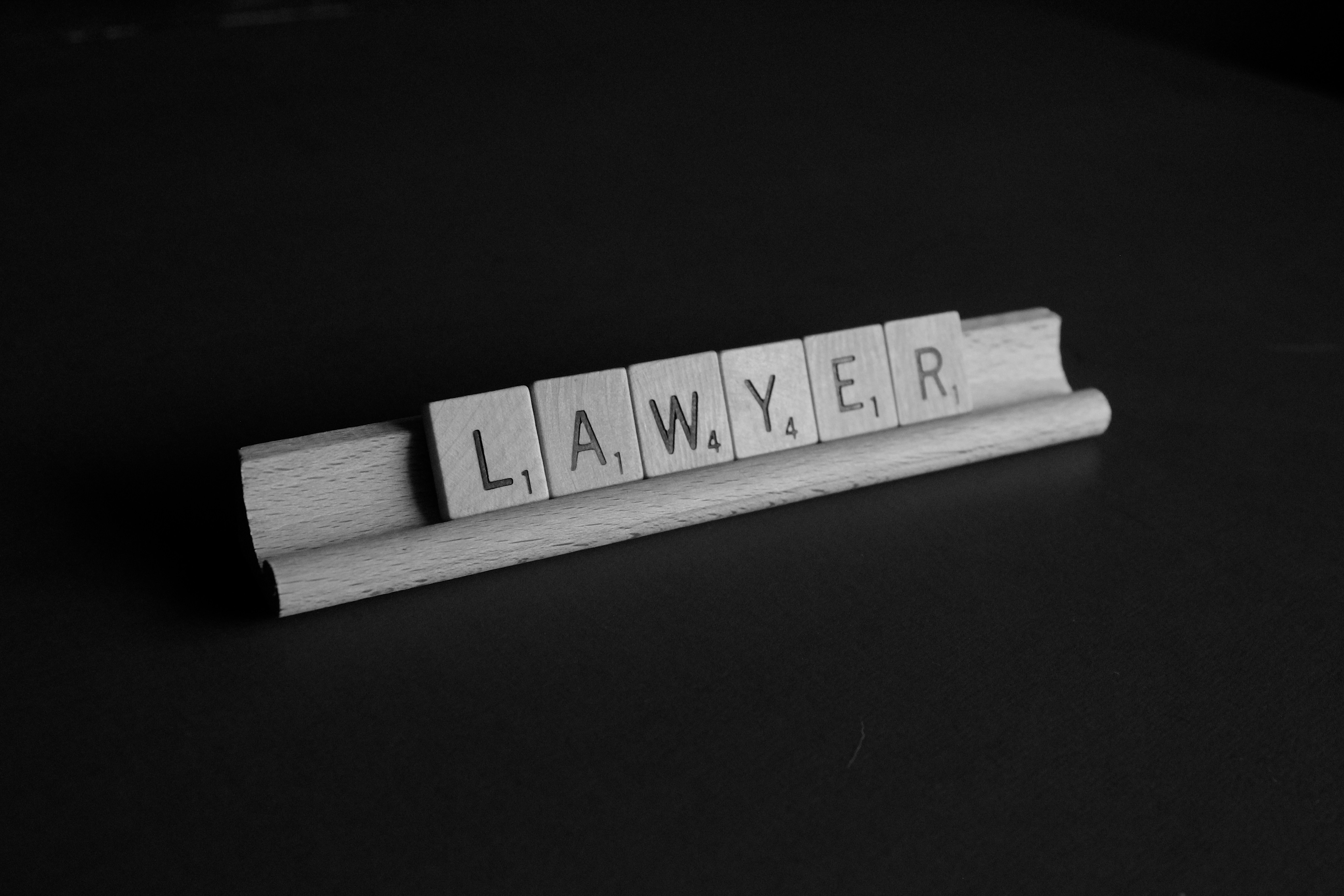 LAWS: Aprendiendo de Cargas de Trabajo Reales de Manera Simbólica — Una Arquitectura de Caché Parametrizada Autocertificante para Inferencia Neuronal, Robótica e Implementación en el Borde