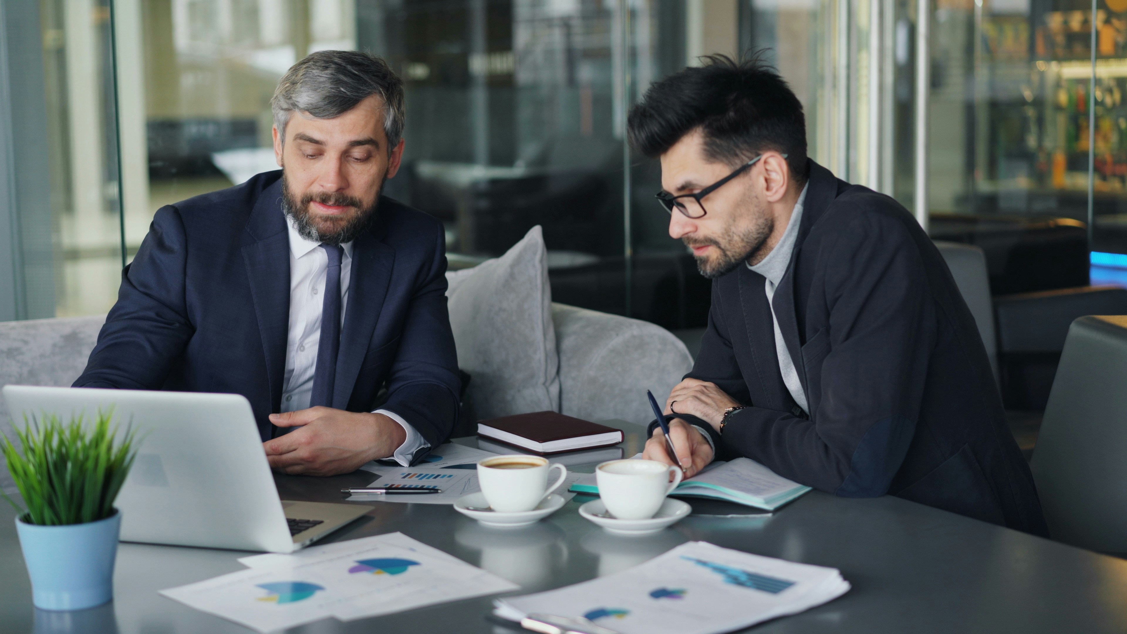 ¿Cuáles son los beneficios de un socio de implementación de BI?