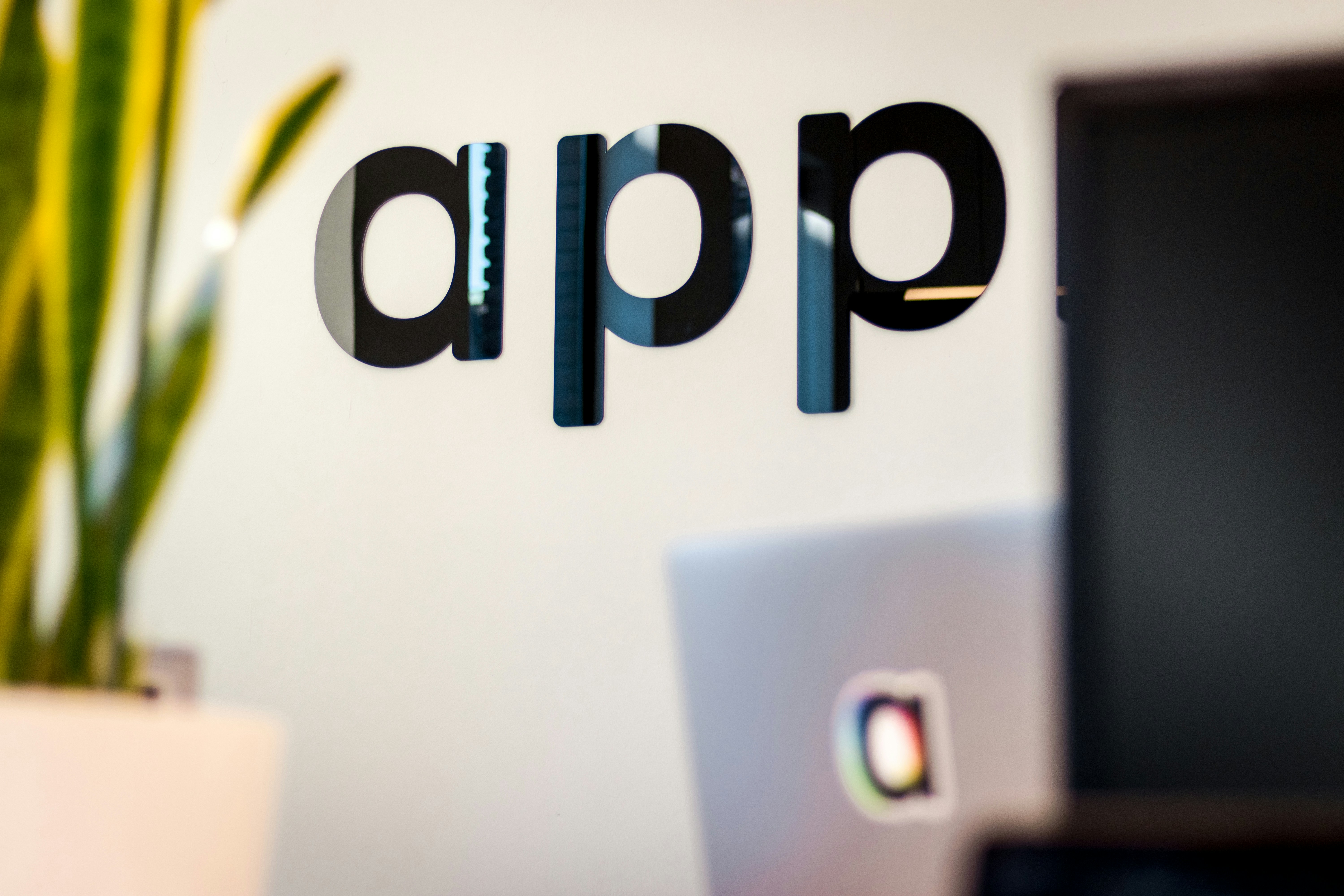 ¿Cuáles son los beneficios de asociarse con una agencia de aplicaciones?