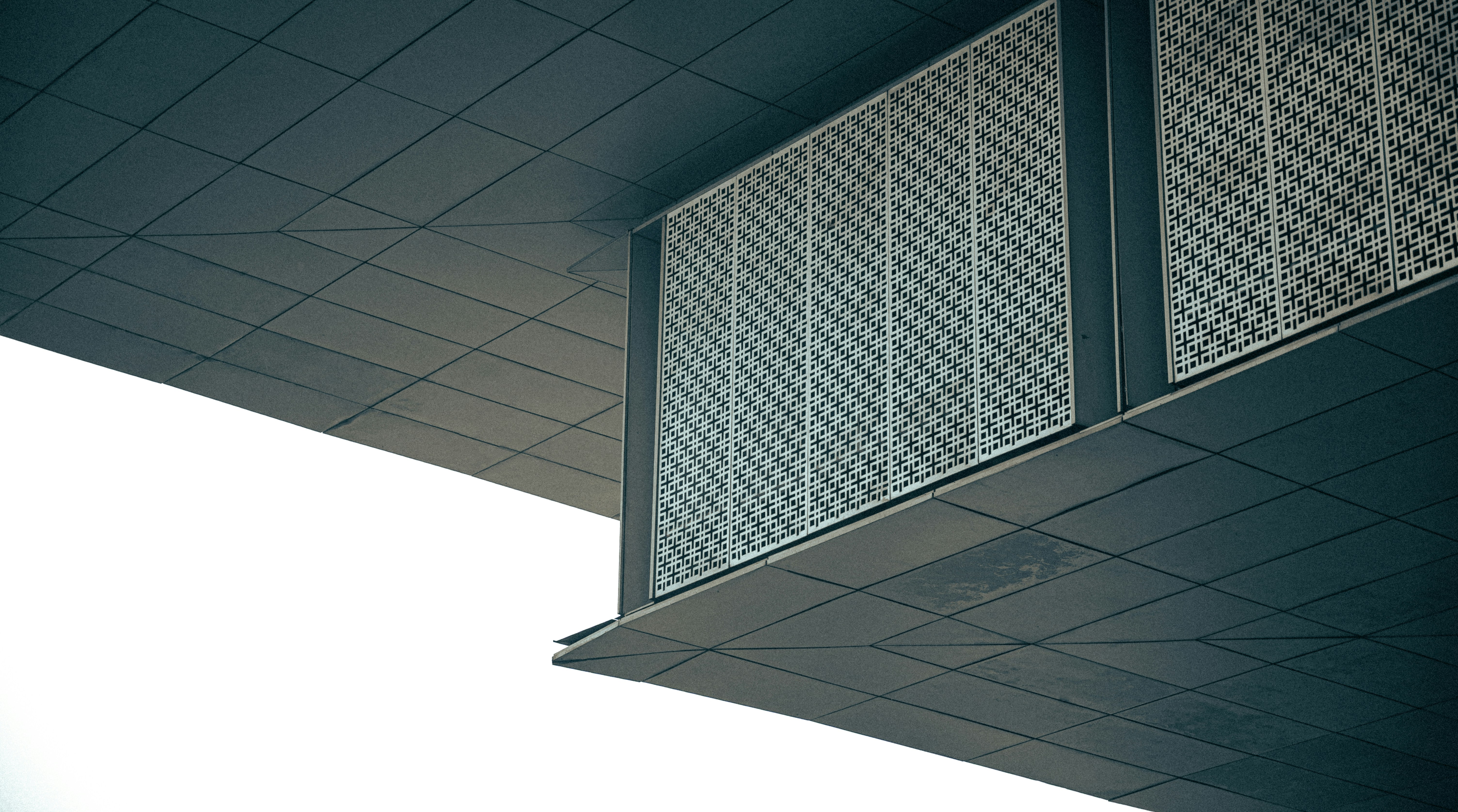 ¿Existen costos ocultos o recurrentes con el desarrollo de paneles de Power BI para la gerencia?