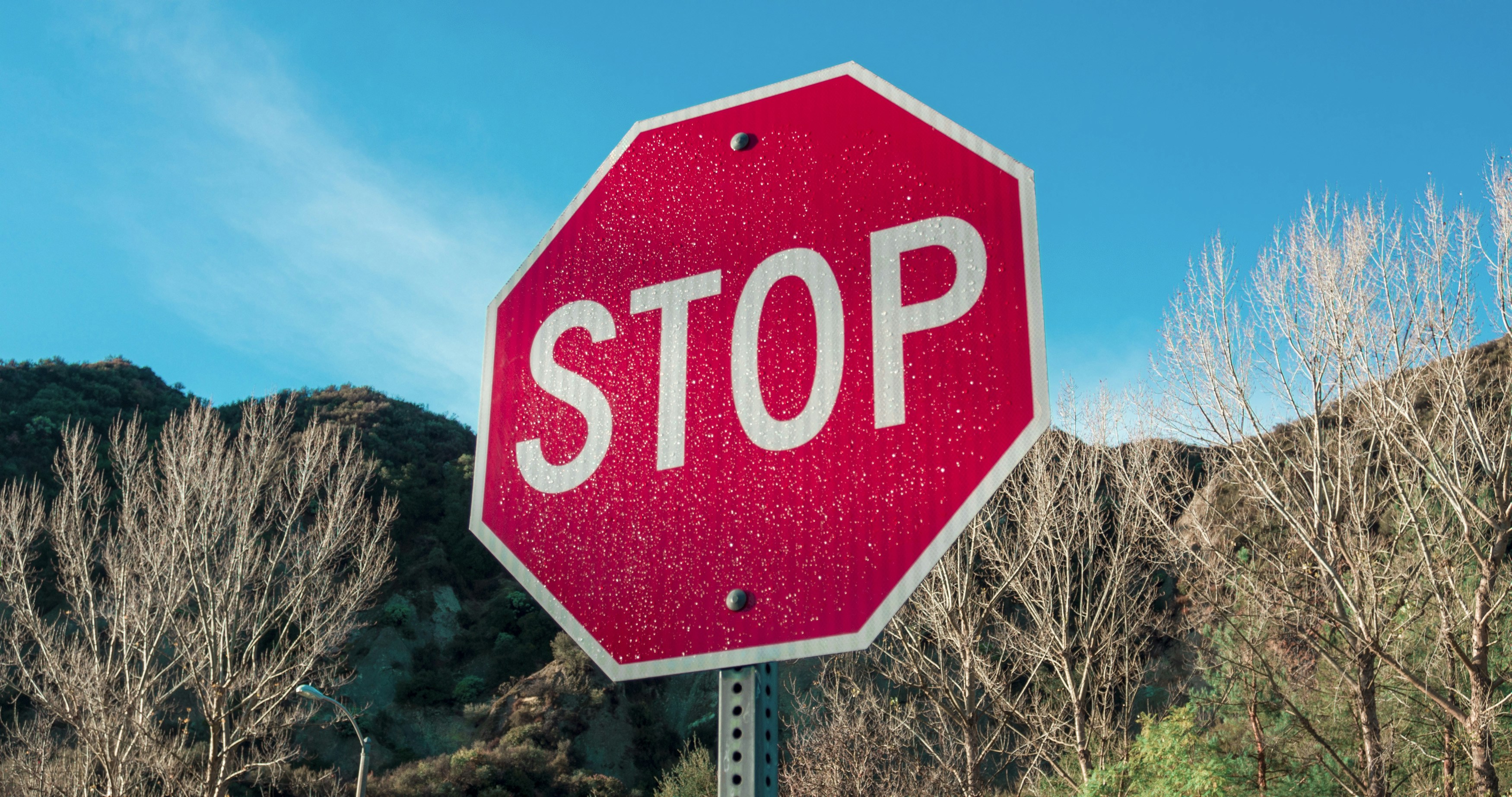 Detenga las solicitudes, comience el ingeniería: 10 protocolos de puerta lógica para LLMs (PDF completo)