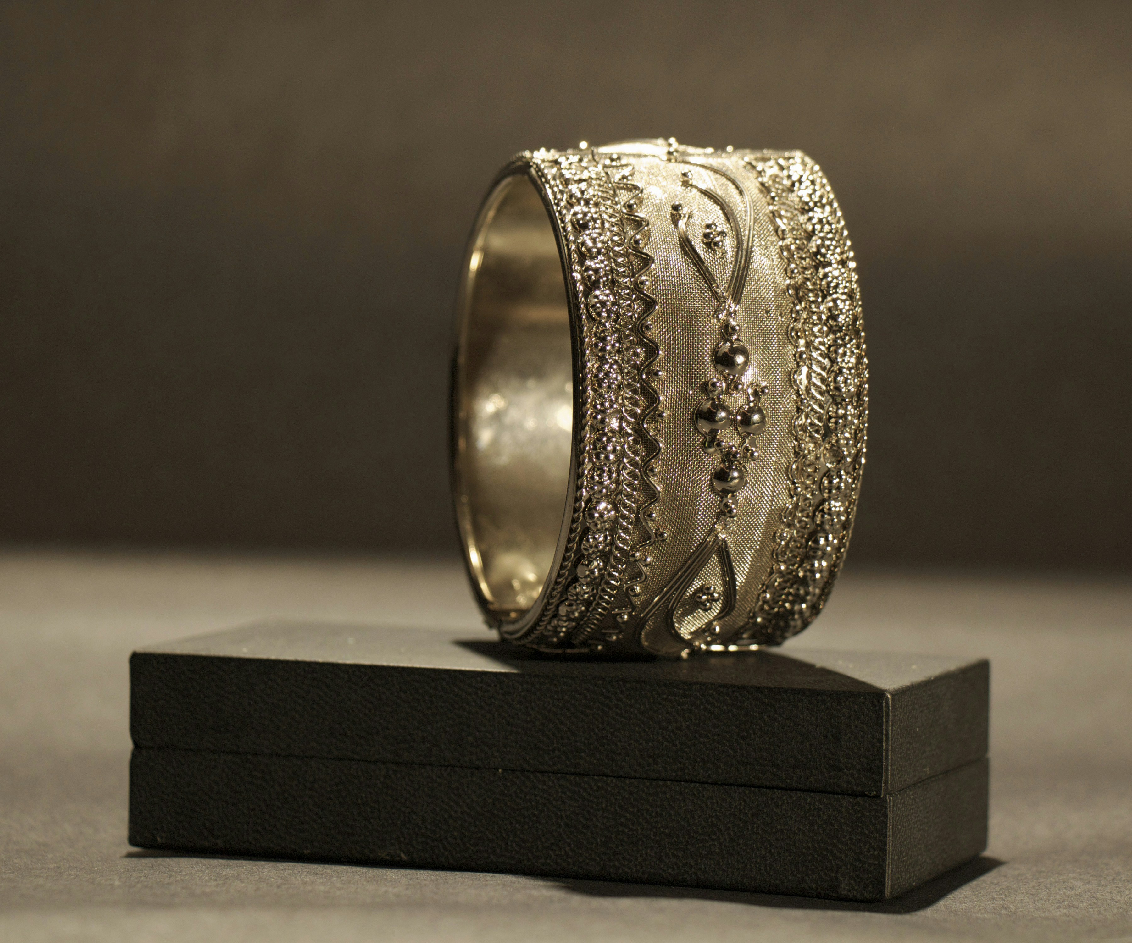 10 Anillos de Plata atemporales de Jimmy Jewelry que definen la gracia y la elegancia