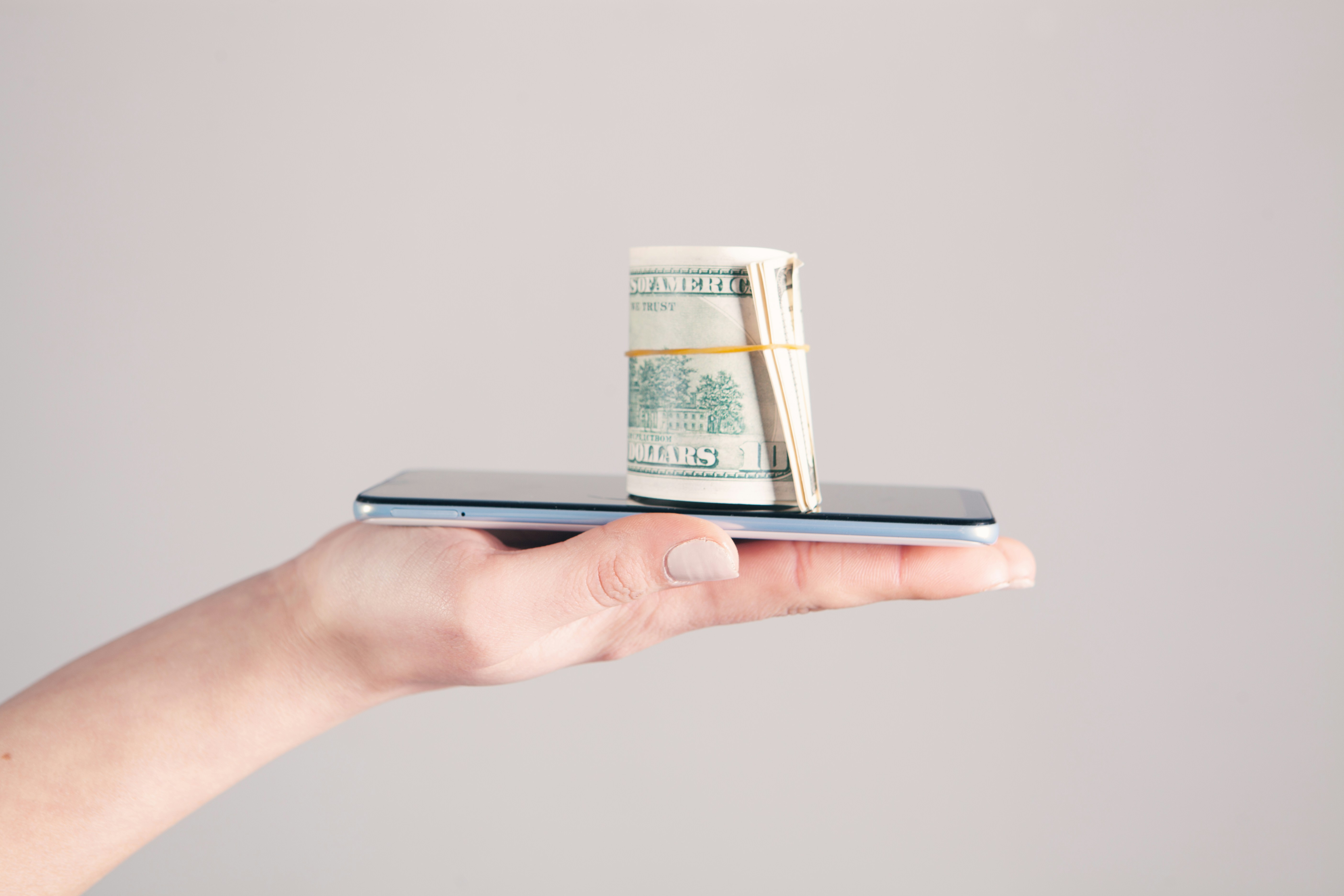 ¿Existen opciones de financiamiento o pago por fases para software móvil?