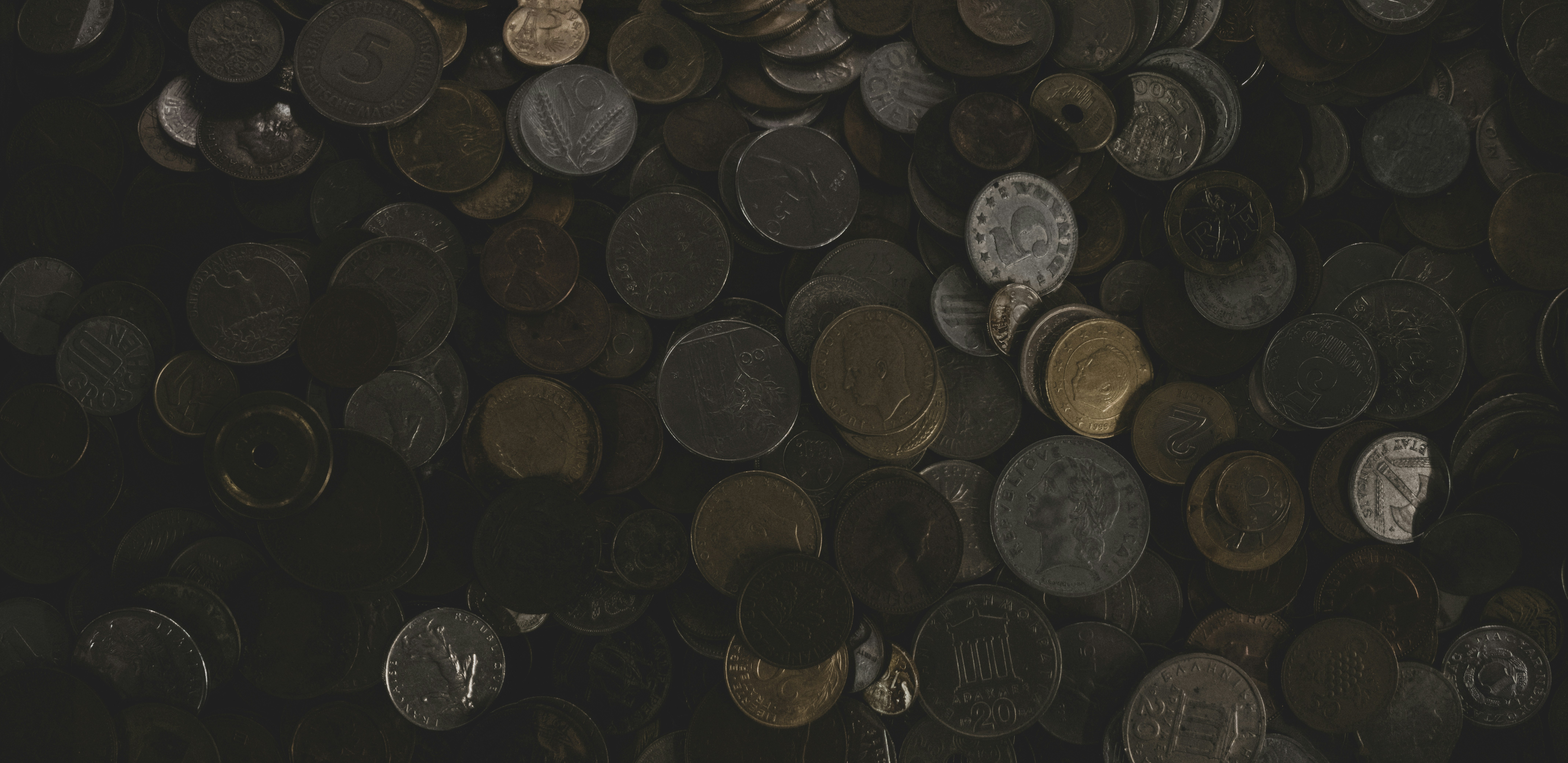 Pensando que los tokens no son iguales: Por qué los benchmarks no pueden distinguir entre 'Búsqueda' e 'Insight' (Un experimento de PCP)