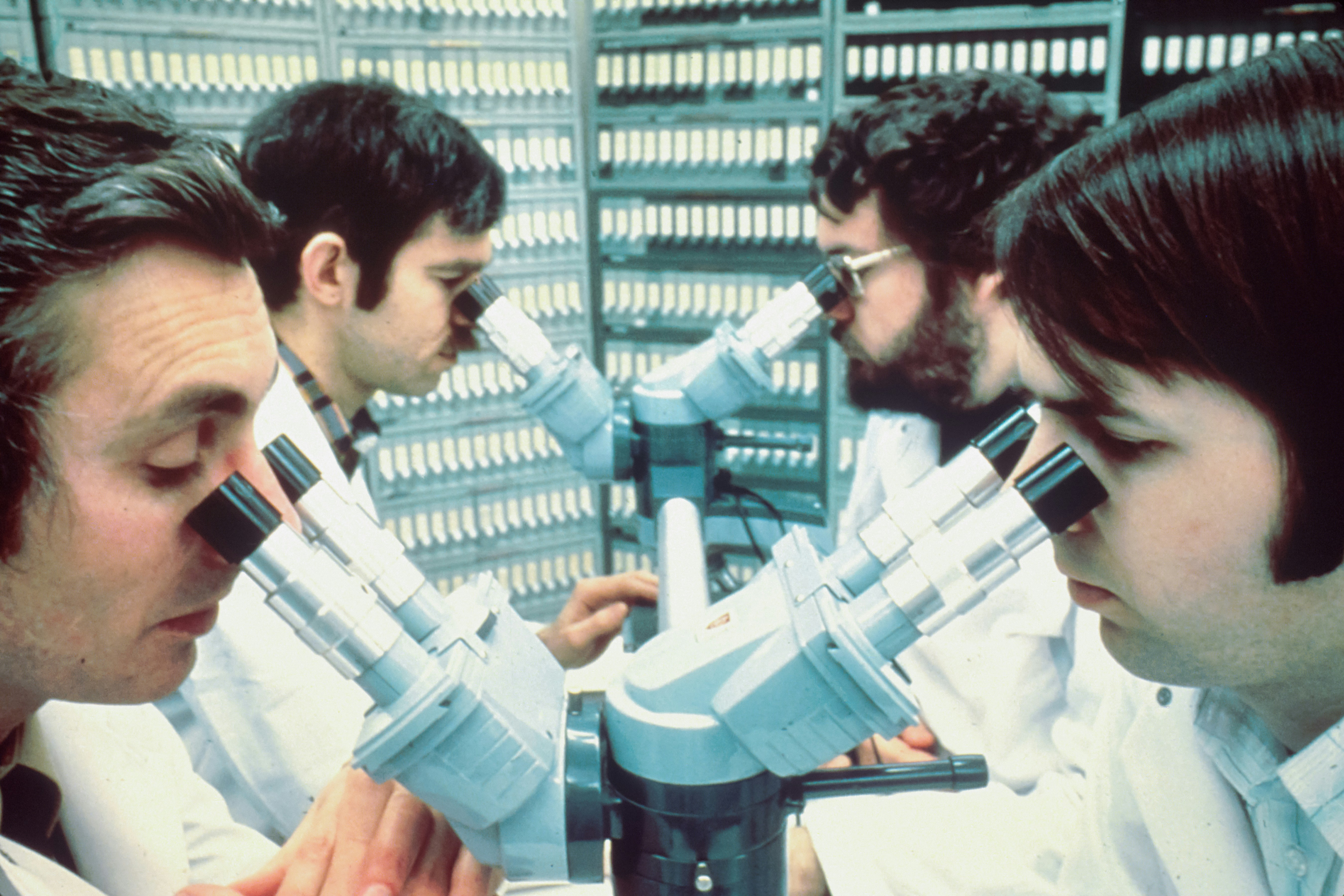 SciResearcher: Ampliando agentes de investigación profunda para el razonamiento científico de frontera