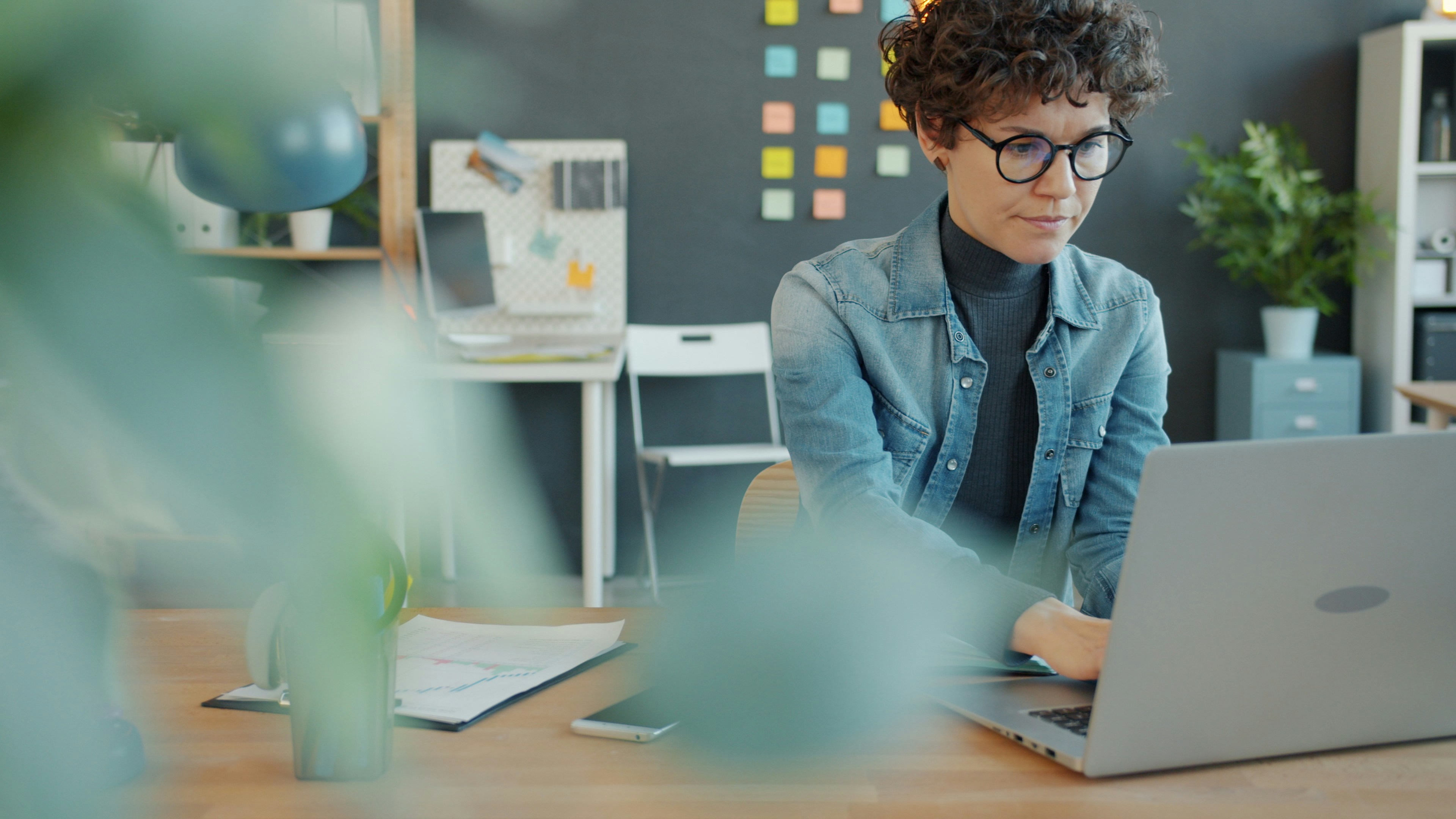 ¿Es compatible contratar un empleado de IA con los modelos de trabajo remoto o híbrido?