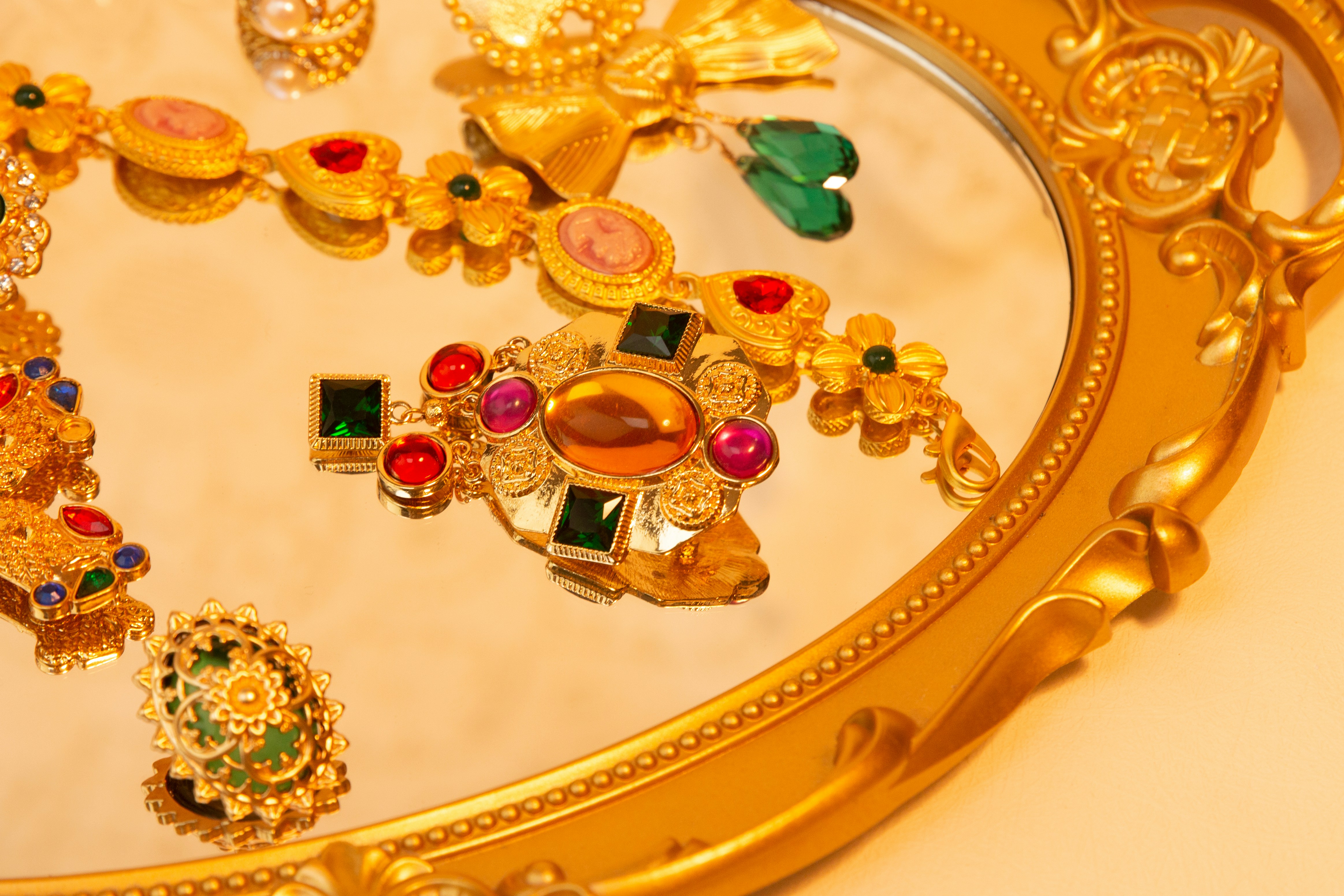 Aquí está lo que debes saber sobre el robo de joyas en el Louvre: 'Como un escenario de una película'