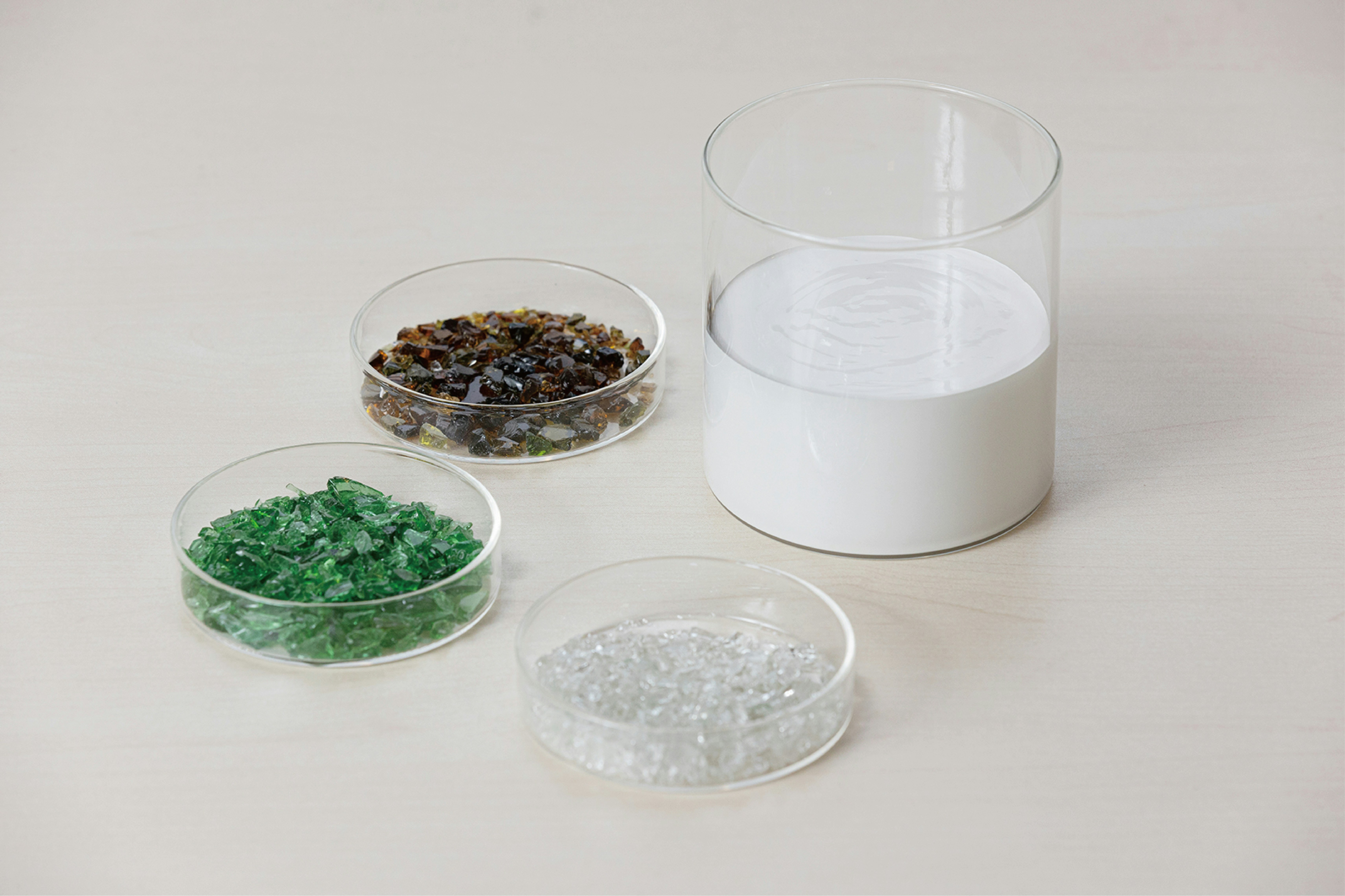 Cristales Componibles: Descubrimiento Controlable de Materiales mediante Aprendizaje de Conceptos