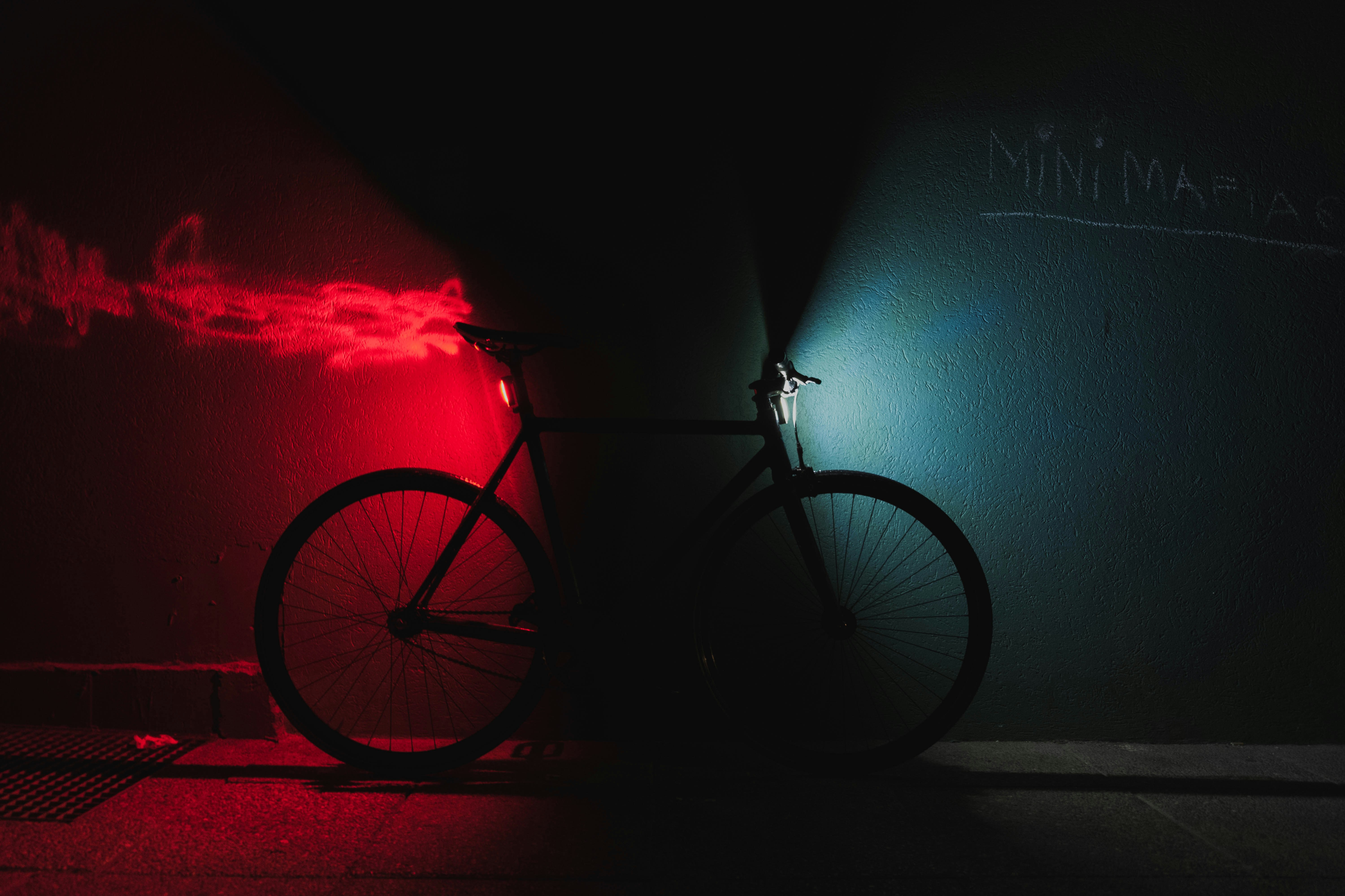 Descubrimiento evolutivo de códigos bicicleta bivariados con LLM