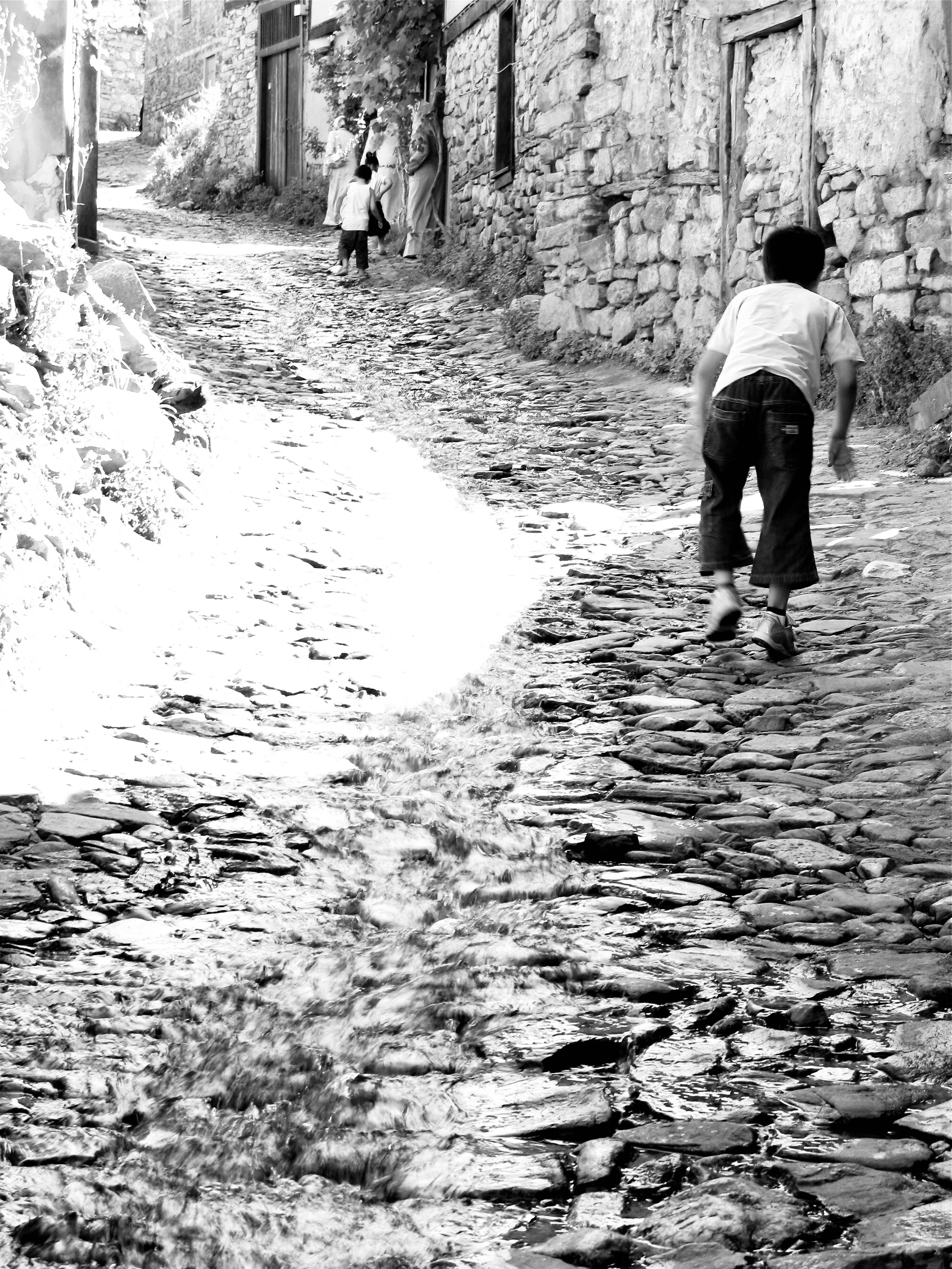 Descubrimiento evolutivo de tareas: Avanzando las fronteras del razonamiento mediante composición de habilidades y escalado de complejidad