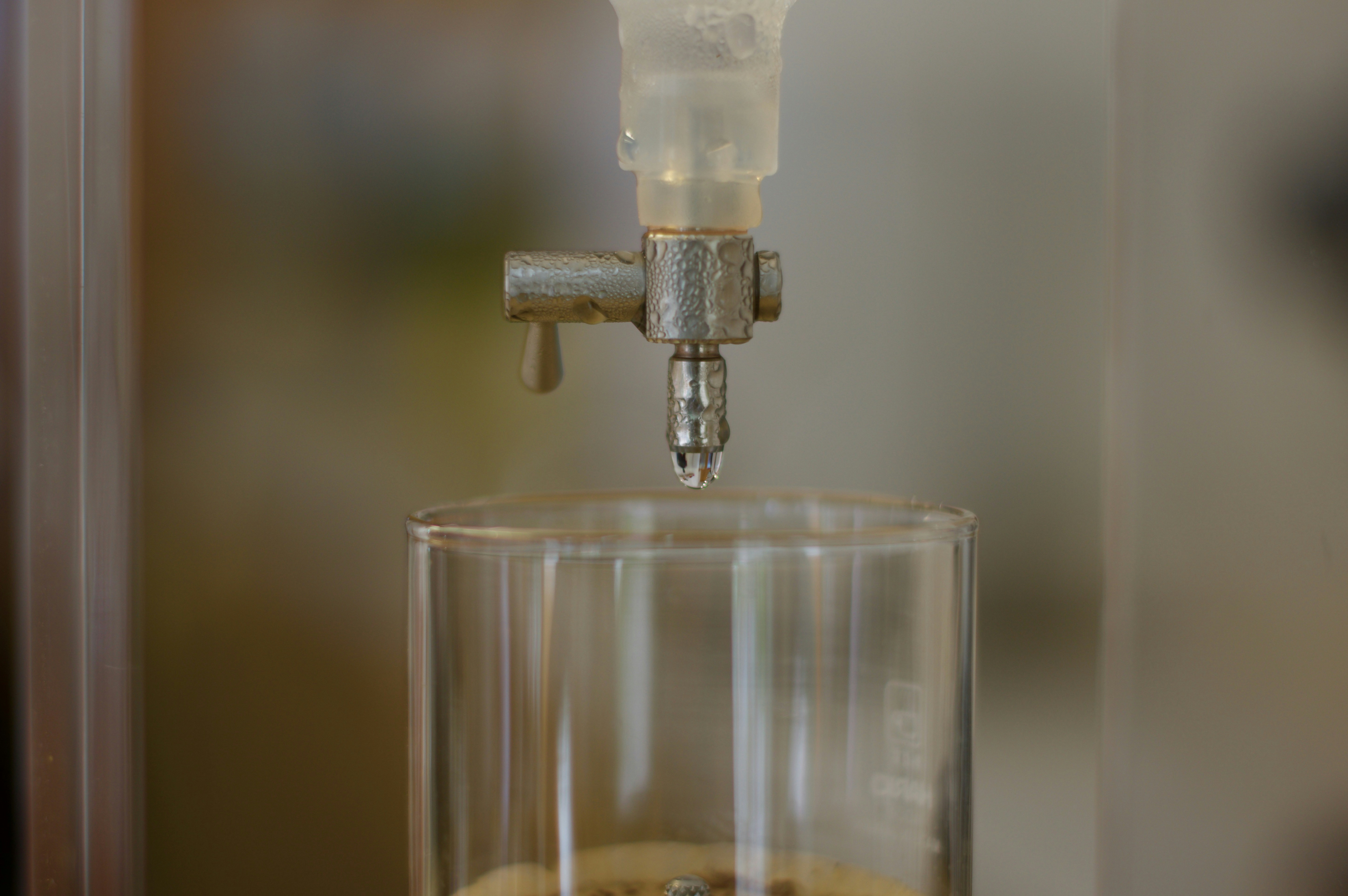 Destilación de difusión a gran escala a través de la consistencia de tiempo continuo regularizada por puntaje