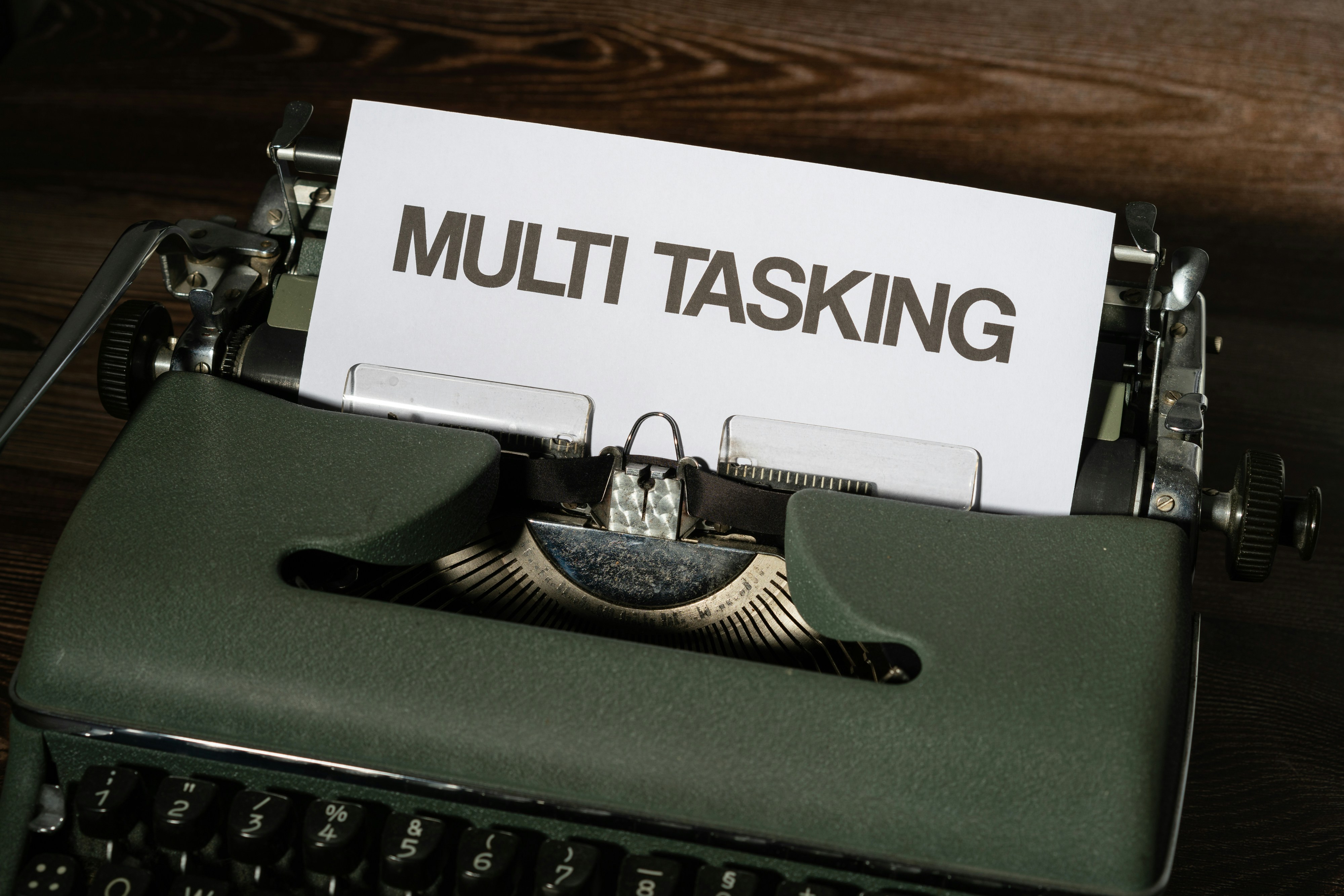 Destilación on-policy con guía curricular por turnos para agentes multi-turno