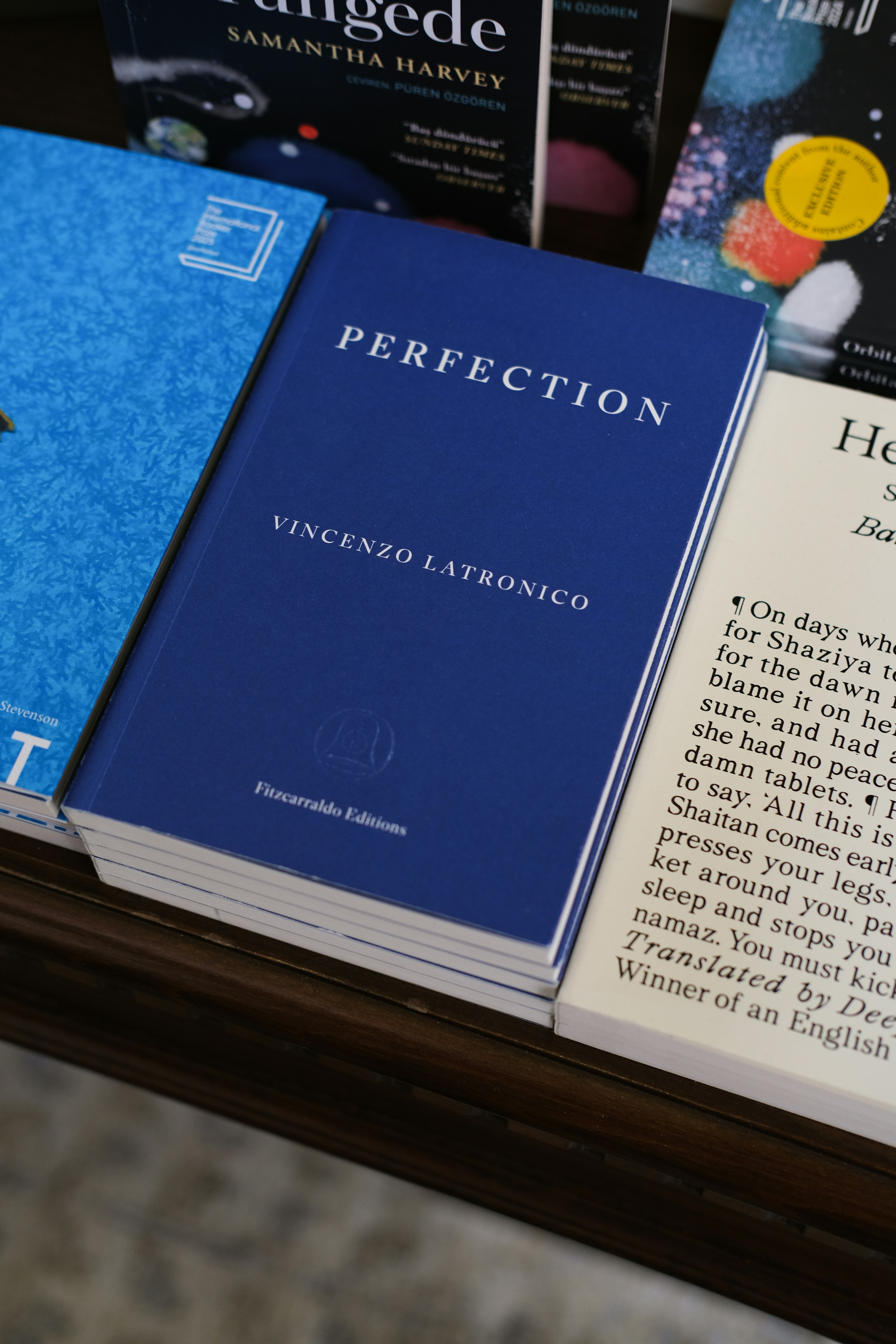Hacia perspectivas teóricas sobre la destilación de trayectorias de difusión mediante la fusión de operadores