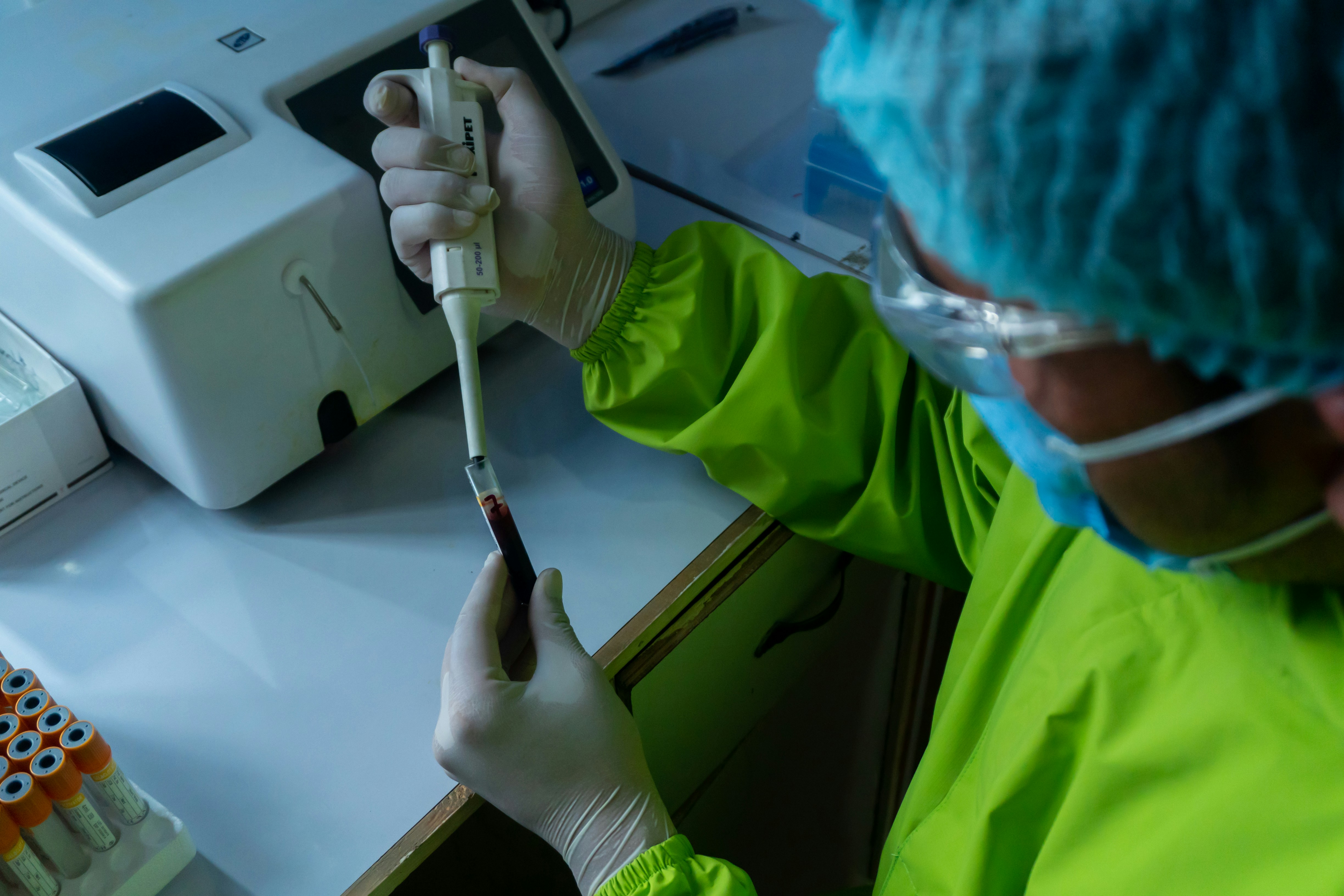 Algoritmos adaptativos basados en grafos para detección condicional de anomalías y aprendizaje semisupervisado