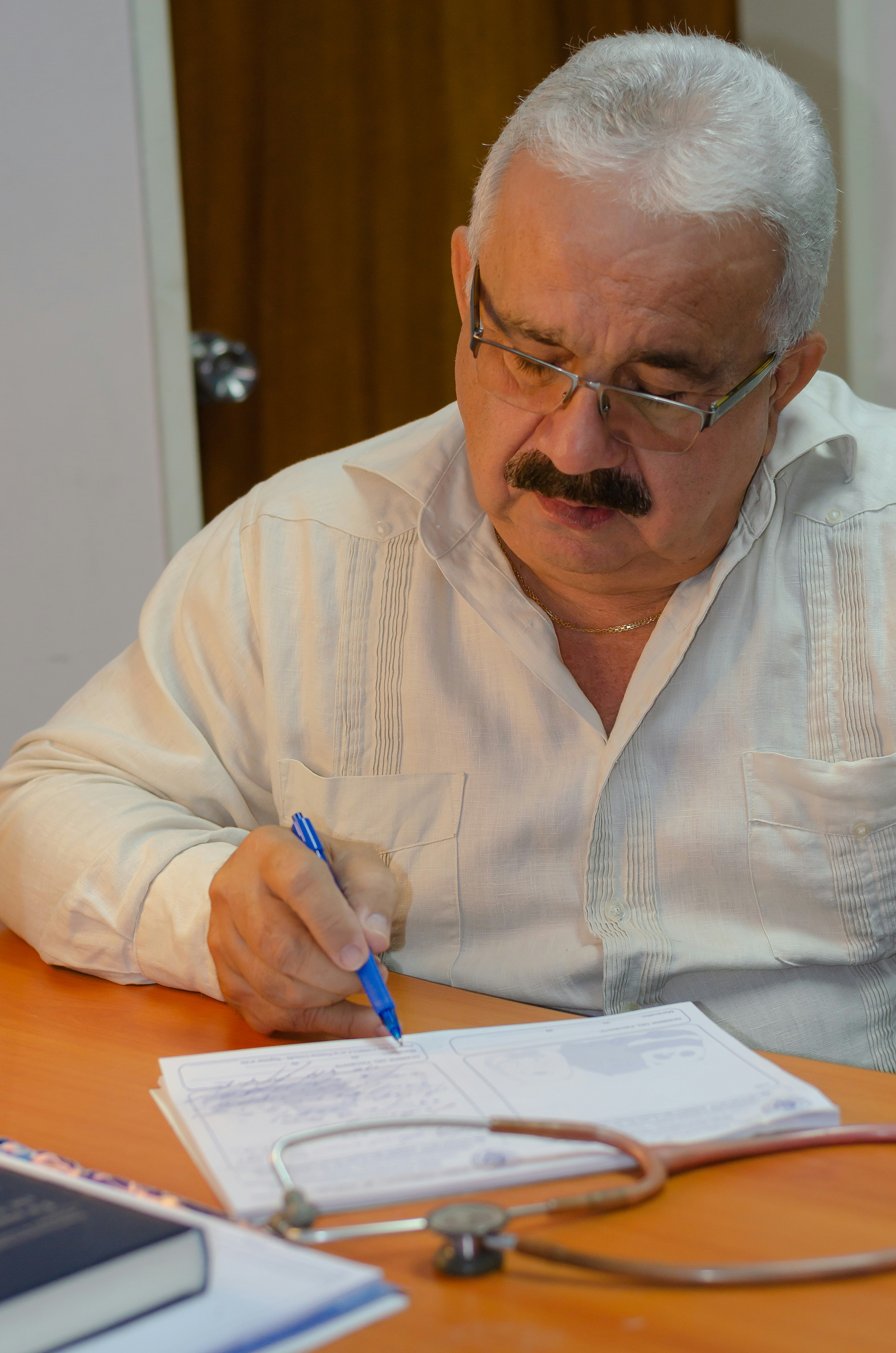 Diagnóstico eficiente de la enfermedad de Alzheimer basado en escritura a mano utilizando un marco de aprendizaje profundo de mezcla de expertos de bajo rango