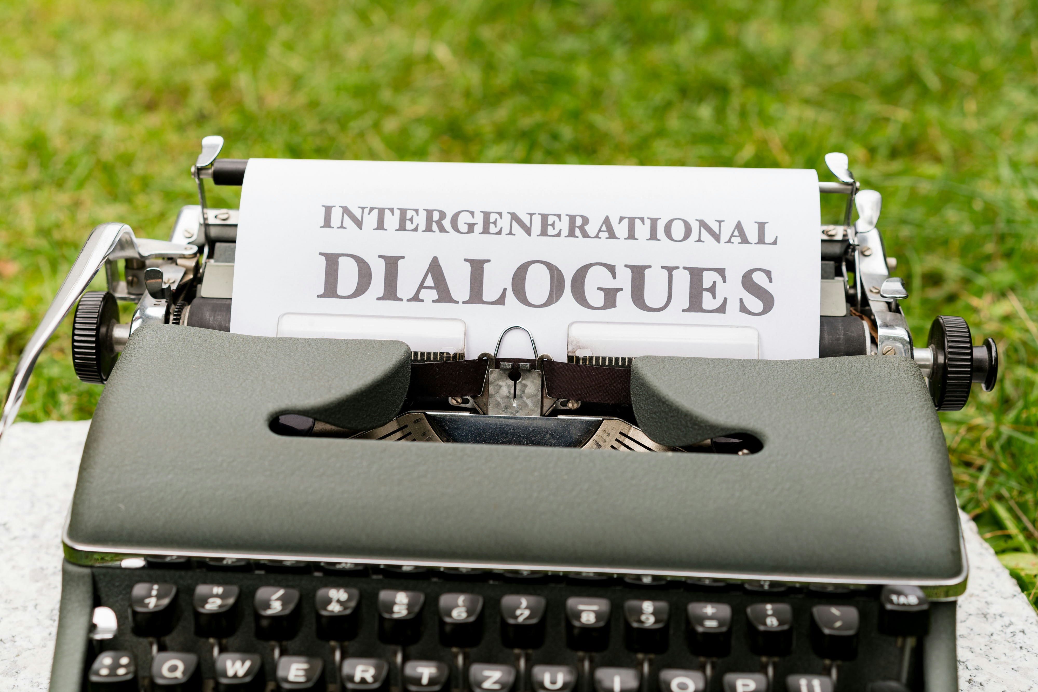 DialectLLM: Un marco de generación de diálogos consciente de dialectos más allá del inglés americano estándar
