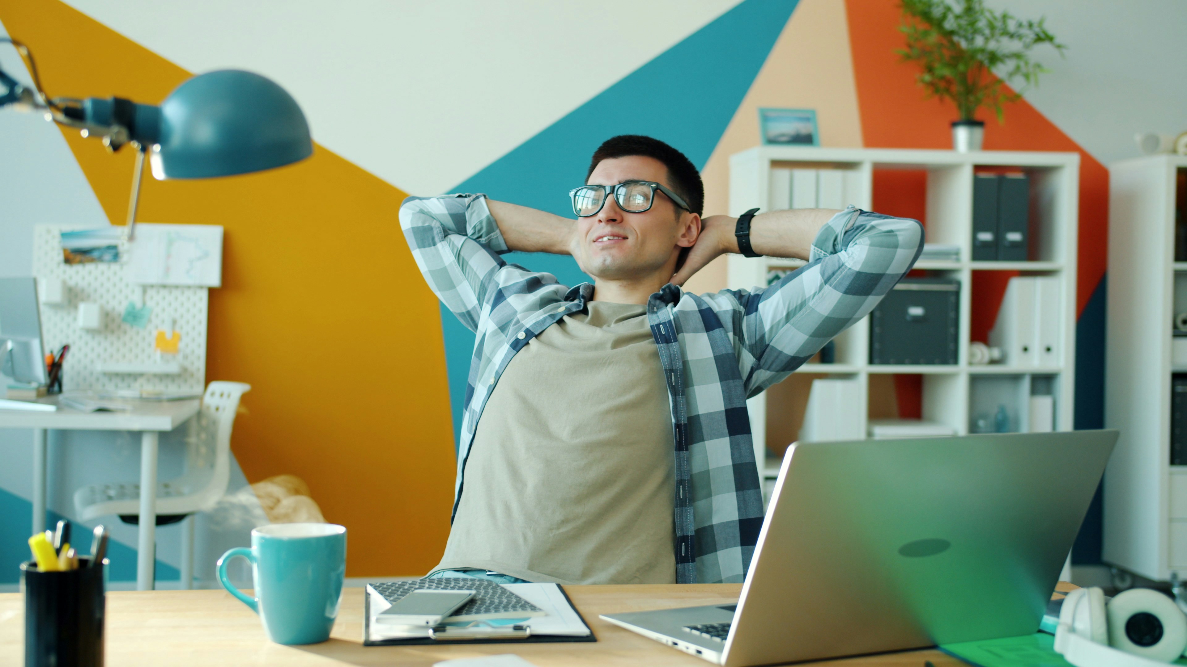 ¿Qué hace que un empleado de IA para el back office sea diferente de las soluciones tradicionales?