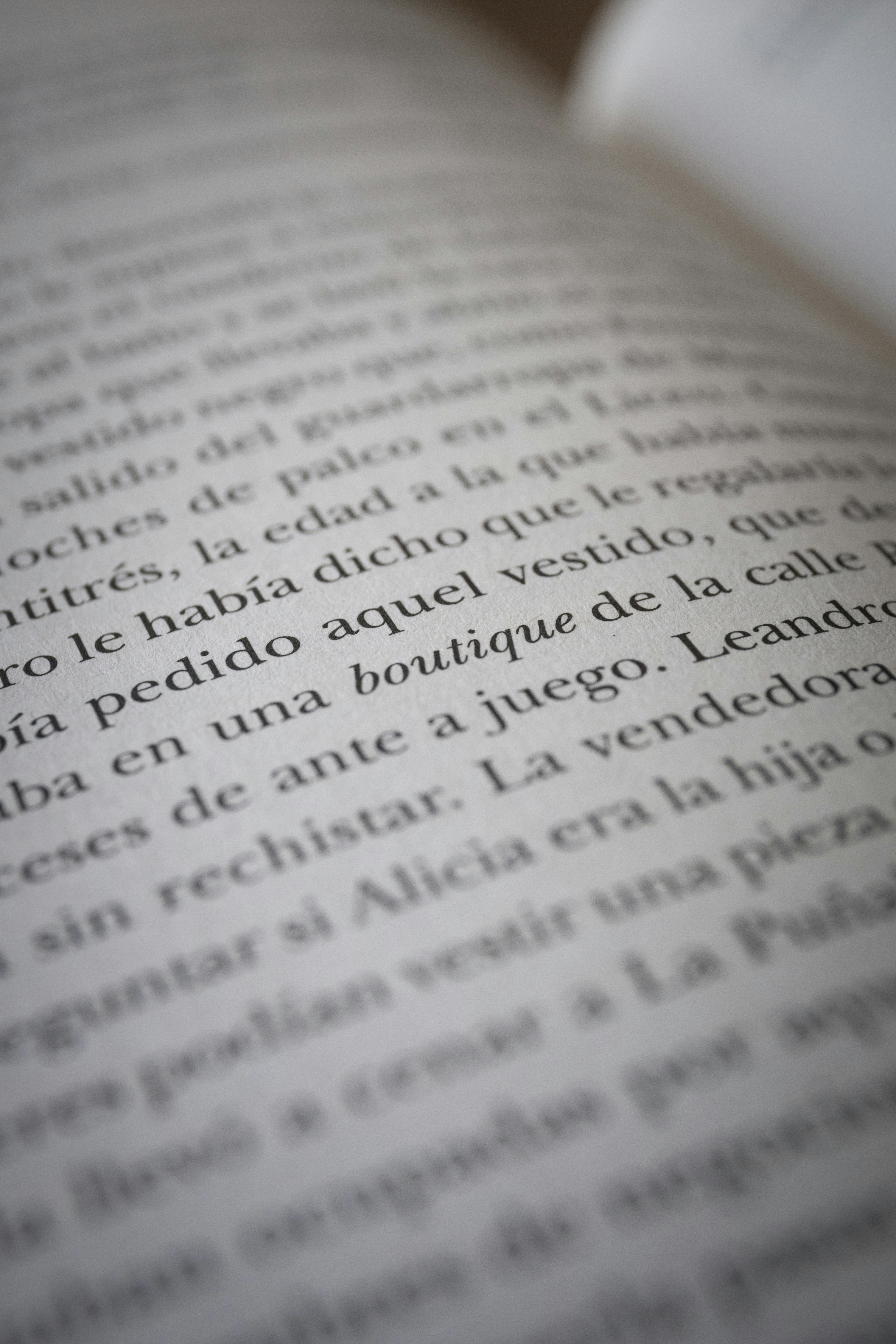 Estoy leyendo una novela de 900 páginas en un lector electrónico del tamaño de mi tarjeta de la biblioteca, y va genial