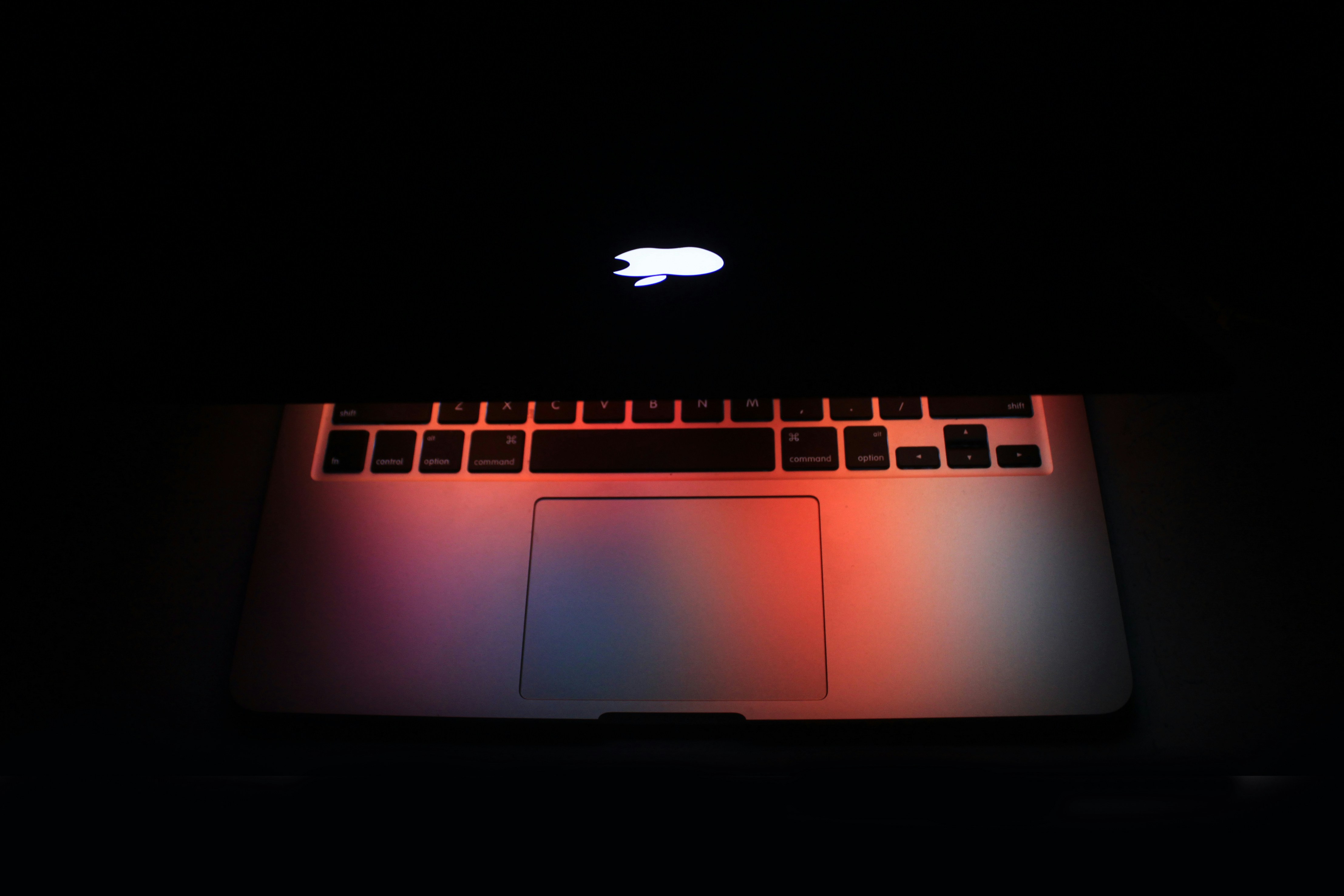 Mac's Aura de Invencibilidad se desvanece al crecer la ansiedad por la Inteligencia Artificial, según una encuesta nueva