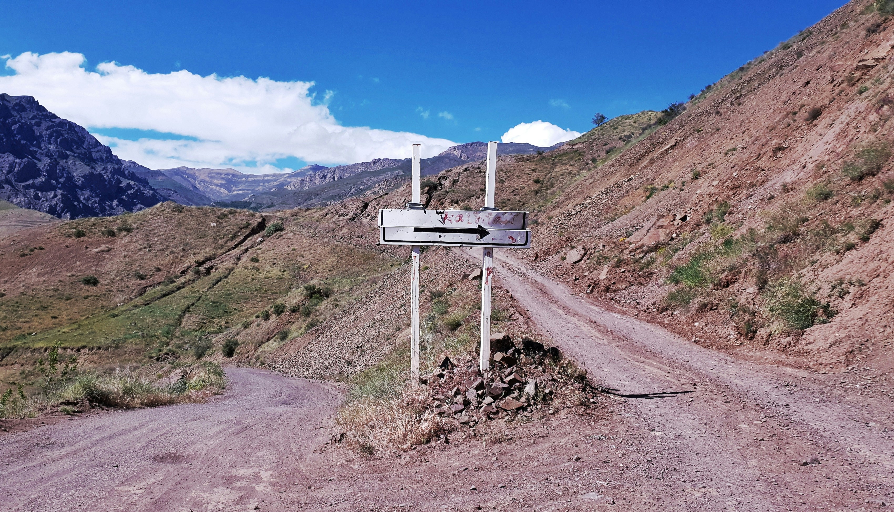 Marco adaptativo de doble ruta para comunicación semántica encubierta