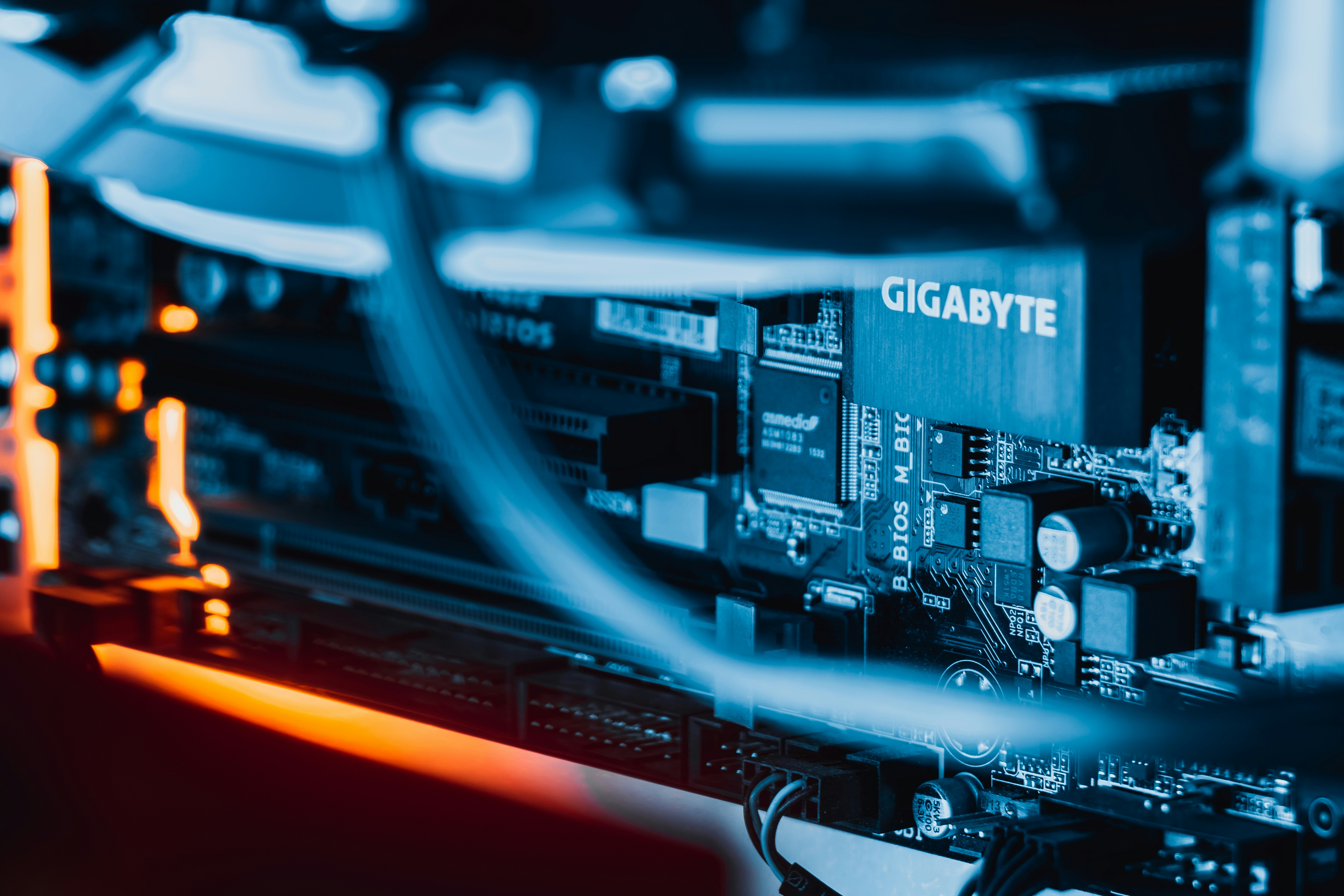 DuetServe: Prefill y decode en LLM con multiplexación adaptativa de GPU