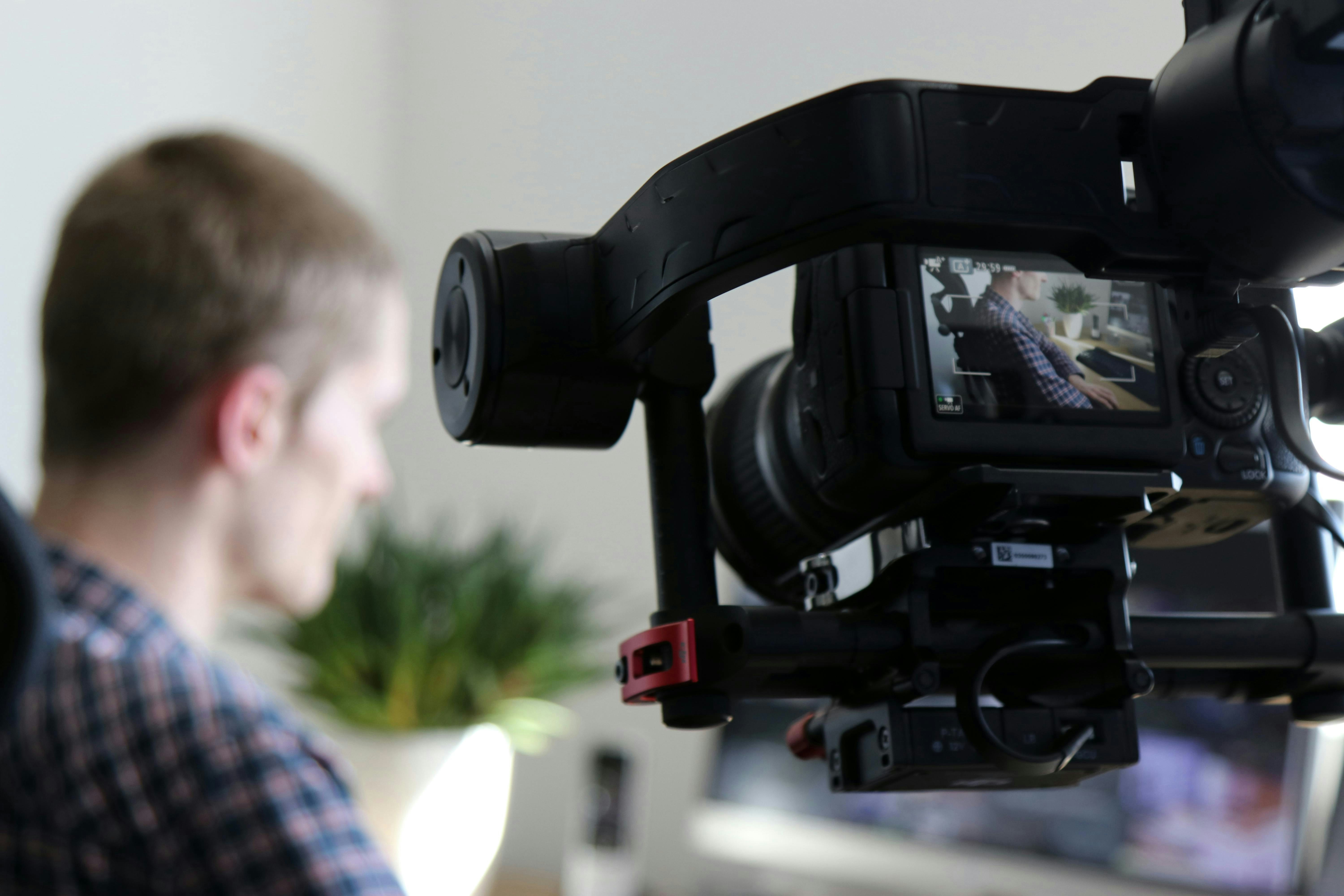 Por qué la inteligencia artificial no está reemplazando a los editores de video humanos (y por qué las empresas deberían seguir aprovechándolo)