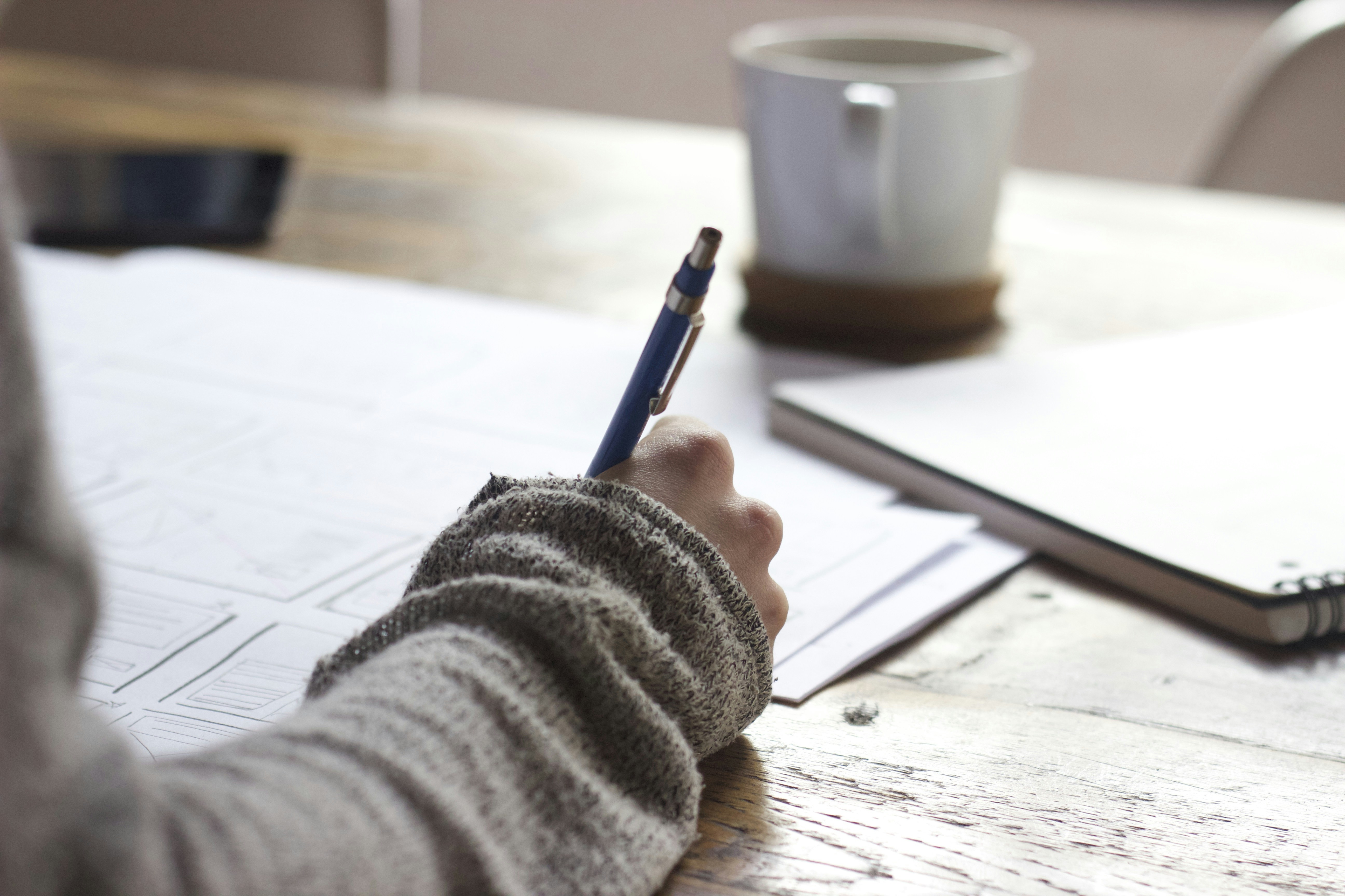 Efectos del acceso variable a LLM en la escritura de ensayos