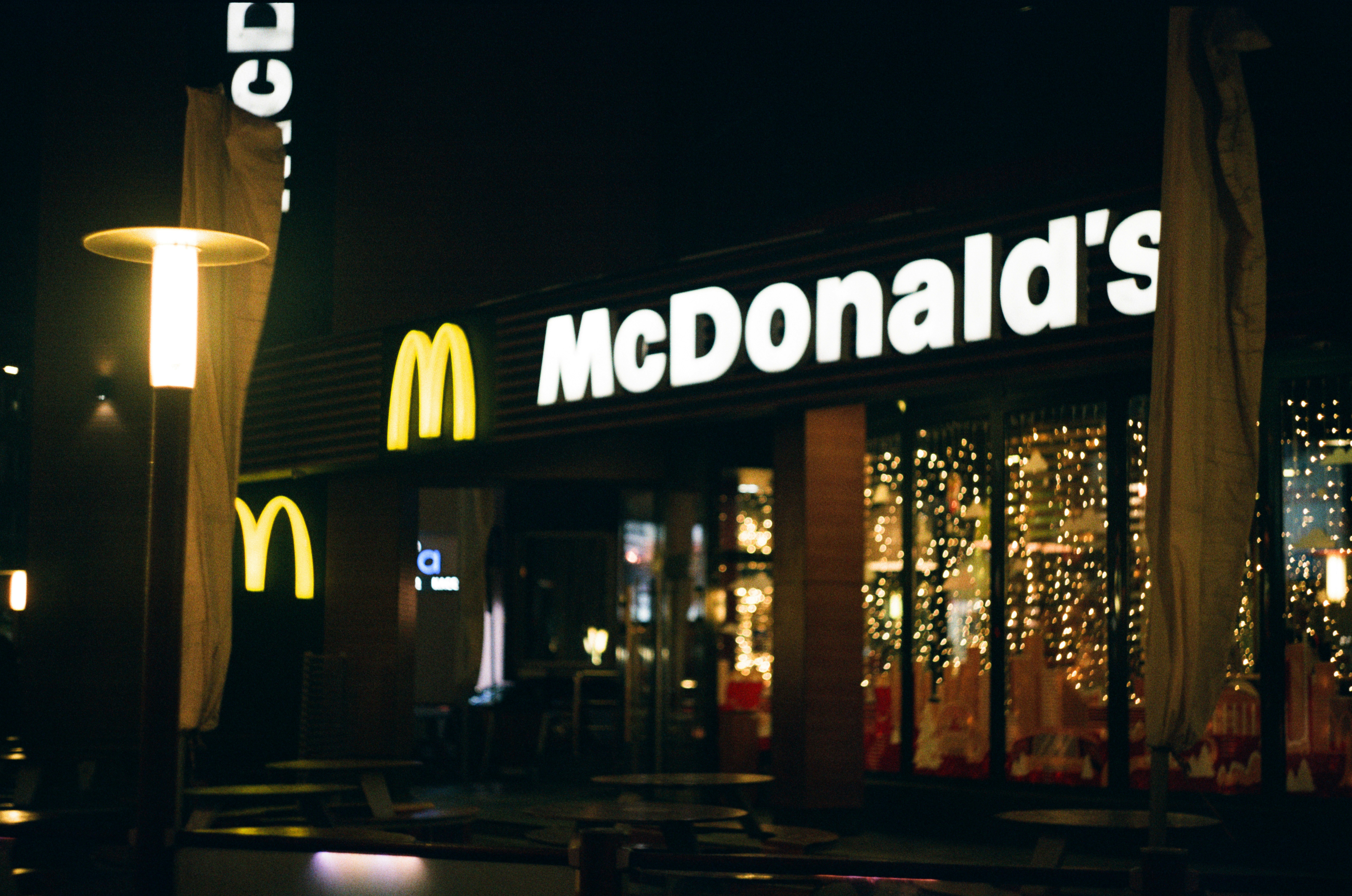 El anuncio navideño generado por inteligencia artificial de McDonald's decepciona, no logra resonar con la audiencia