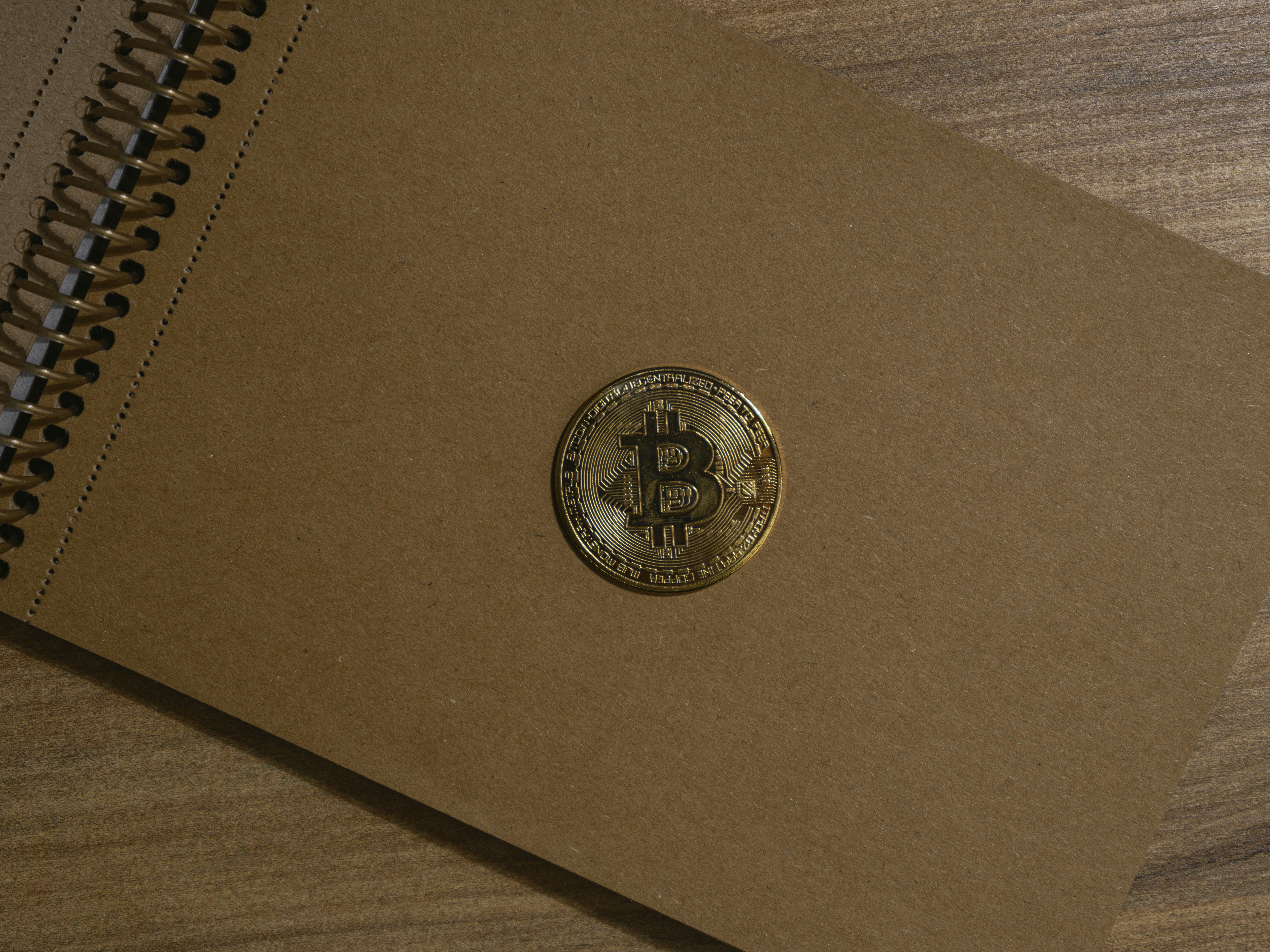 El Bitcoin Whitepaper con piezas de nota y anotaciones sobre la economía descentralizada del futuro