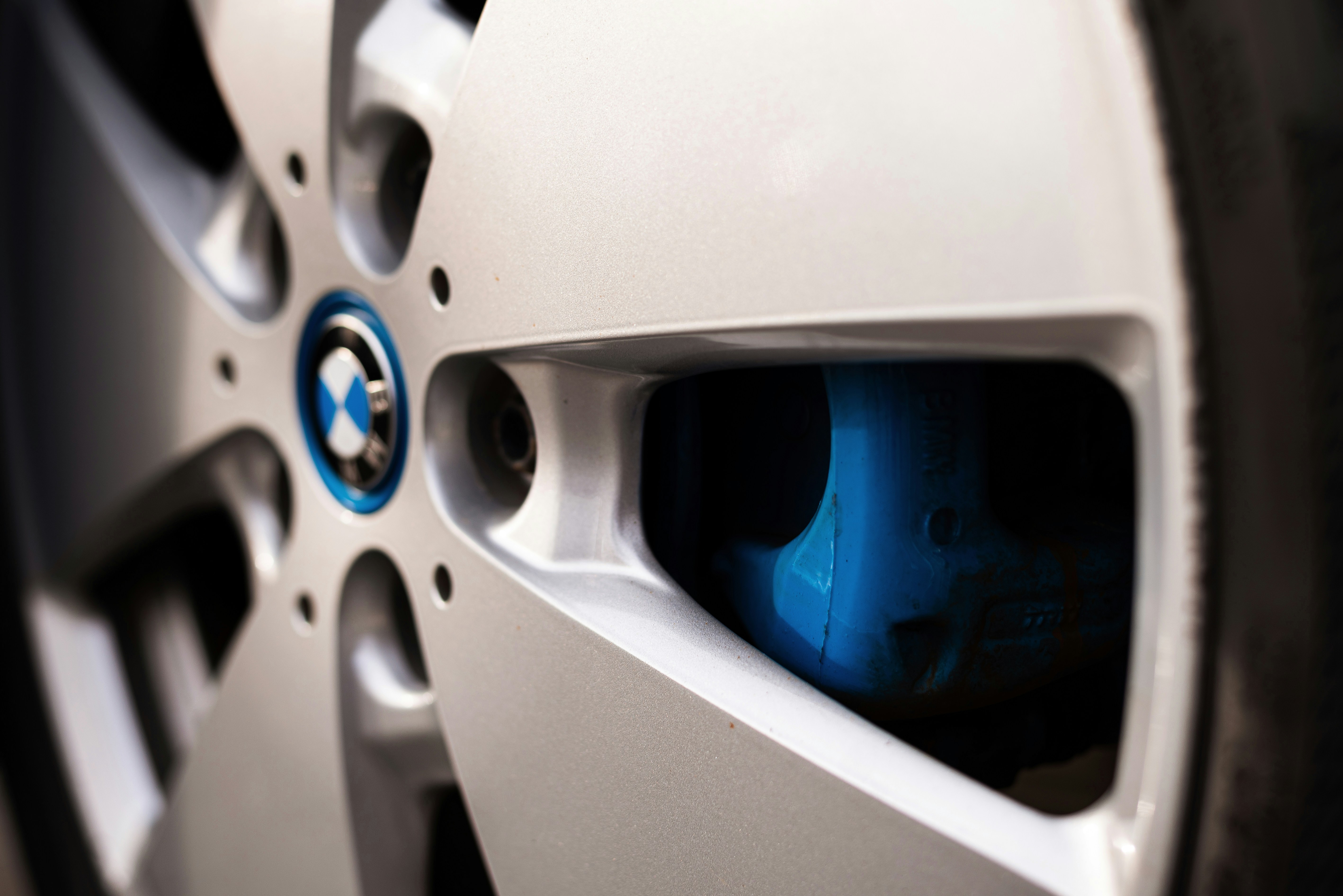 El prototipo de BMW i3 conquista el hielo con potencia y tecnología