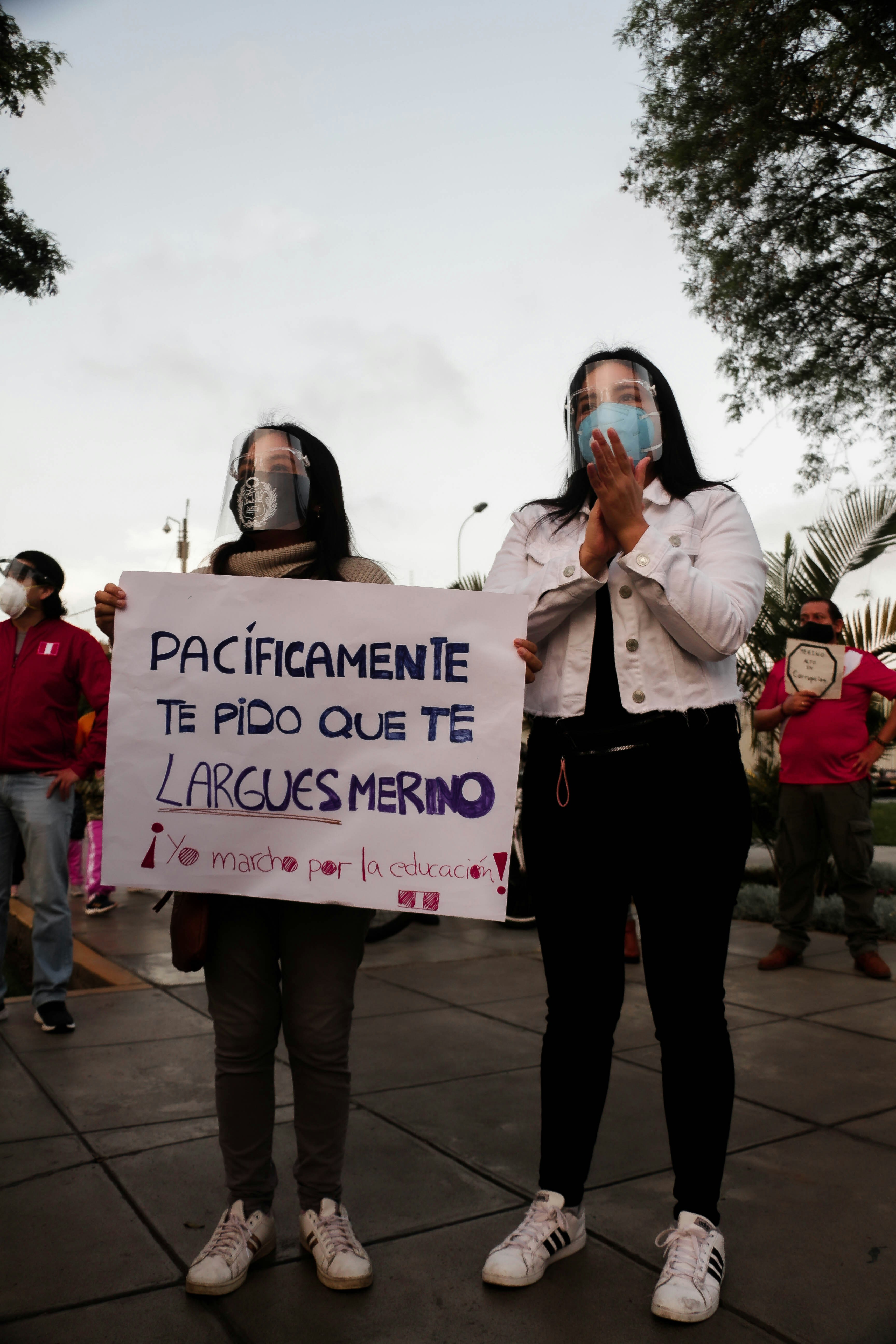 Menos Diverso, Menos Seguro: El Riesgo Indirecto pero Generalizado del Escalado en Tiempo de Prueba en Grandes Modelos de Lenguaje