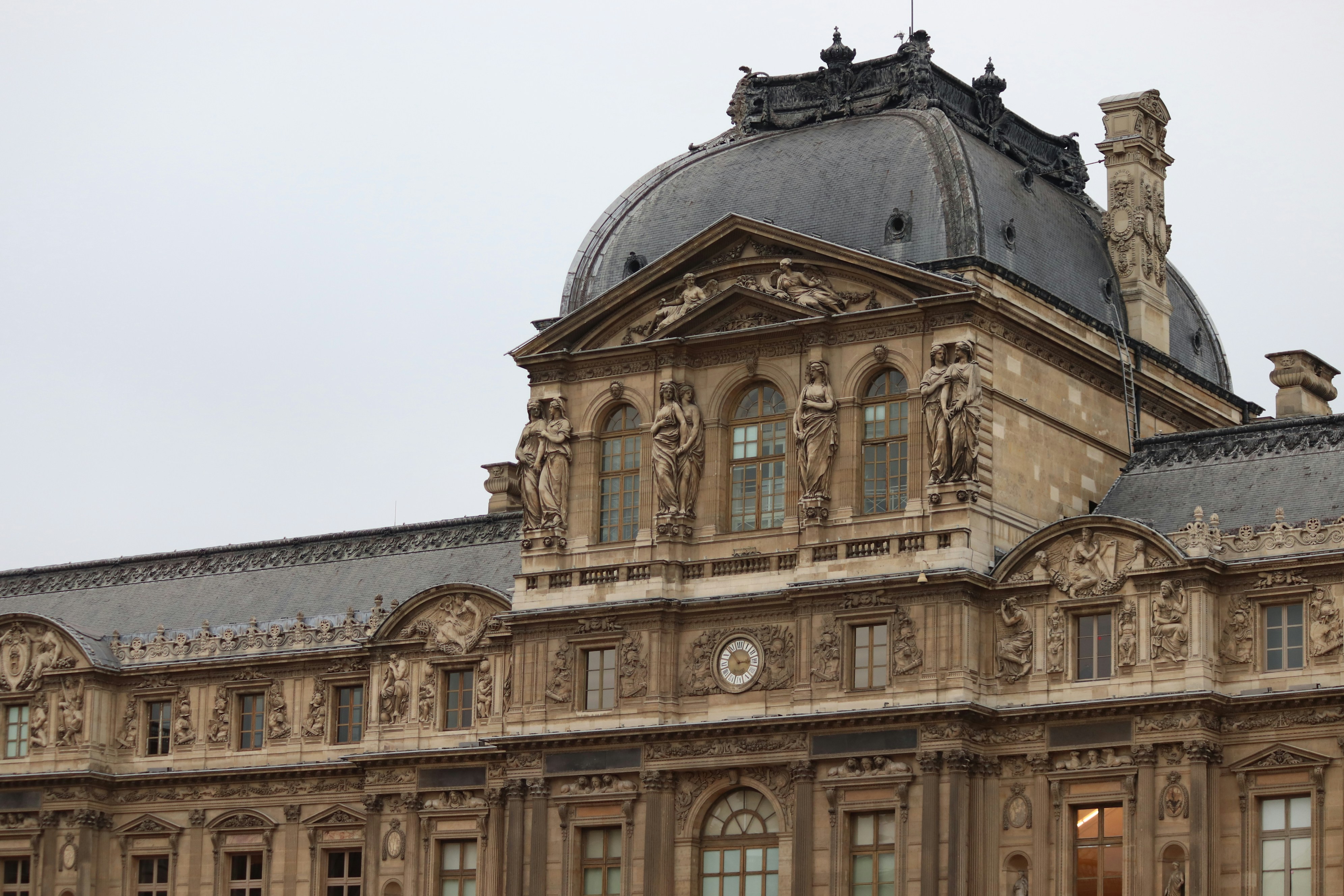 Louvre retrasó actualizaciones de seguridad de Windows a tiempo del robo