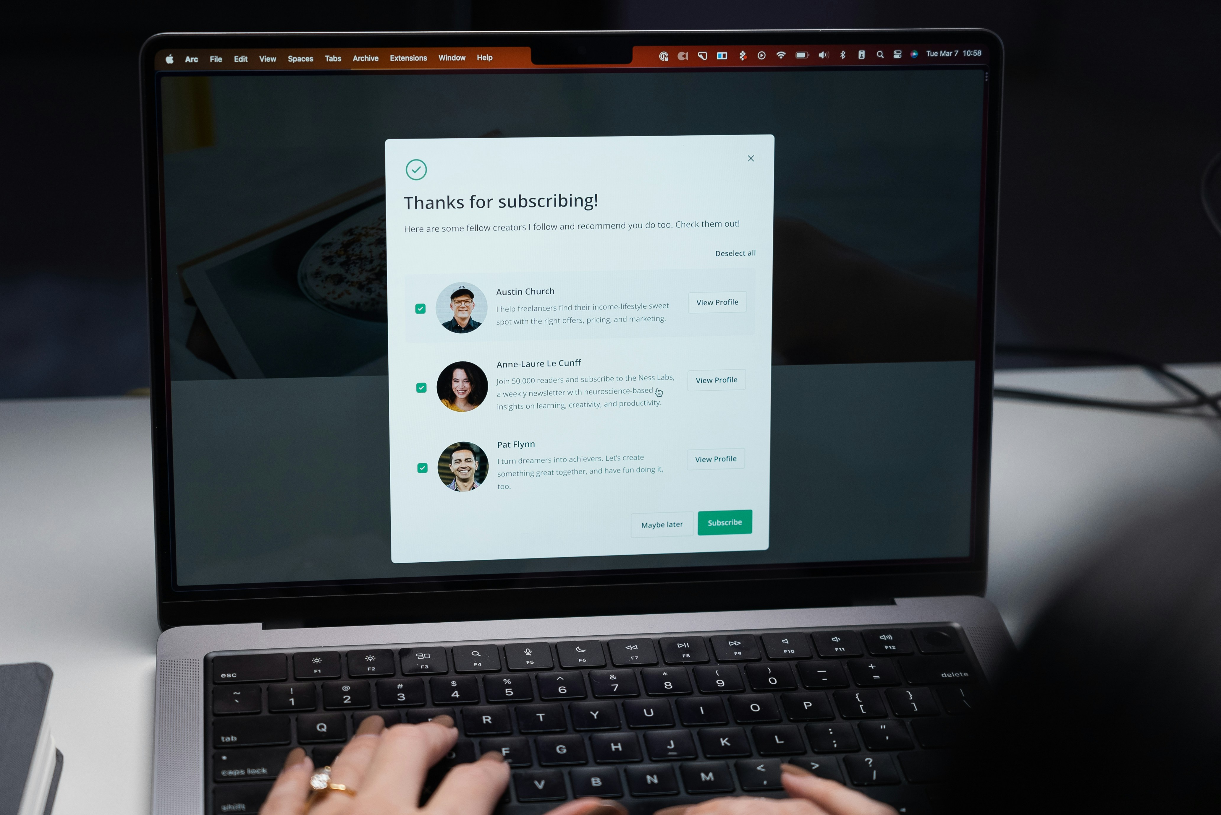 ¿Es compatible el seguimiento de correos electrónicos automatizados con modelos de trabajo remoto o híbridos?