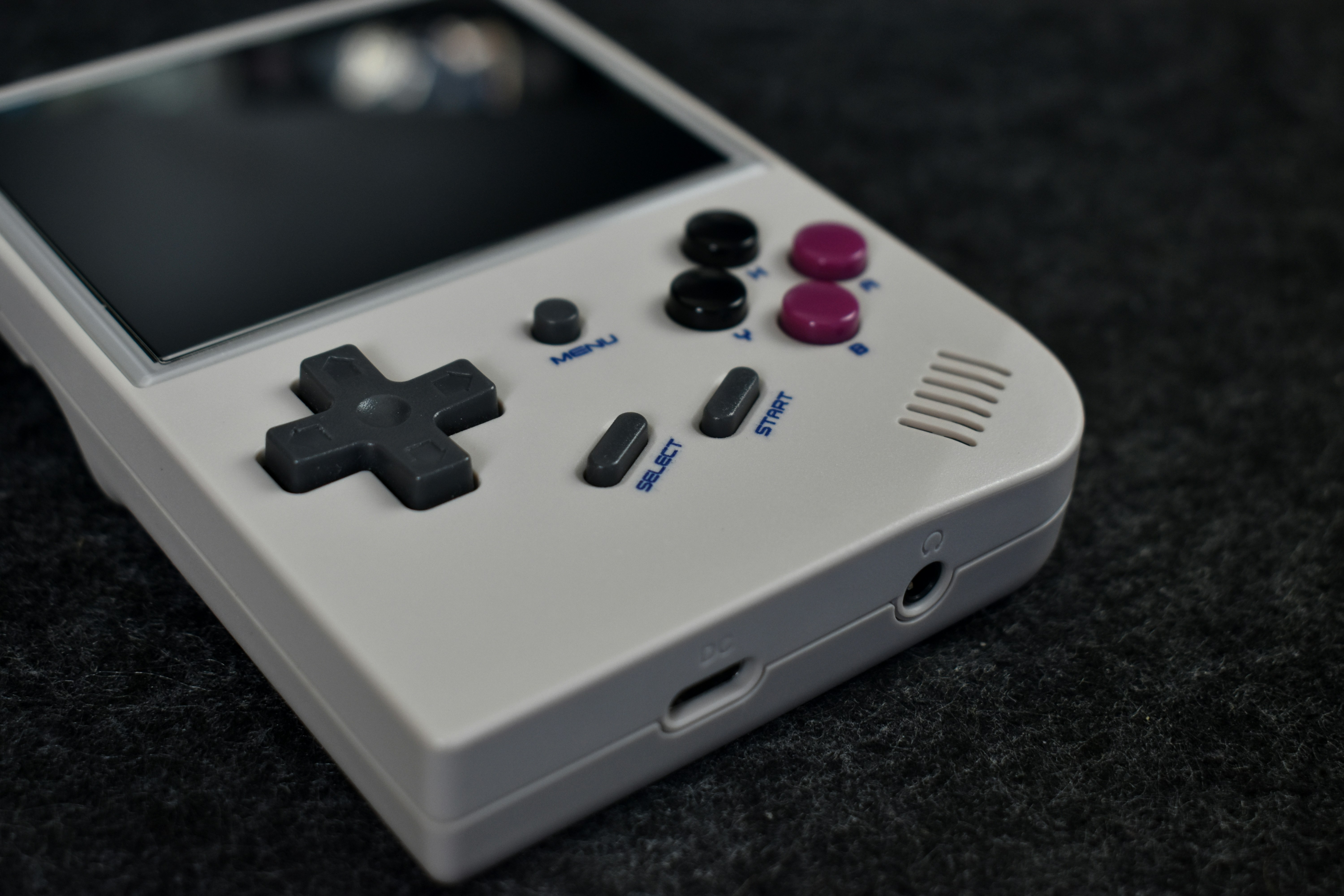 El último dispositivo de la fabricante de consolas portátiles retro Anbernic tiene una pantalla giratoria