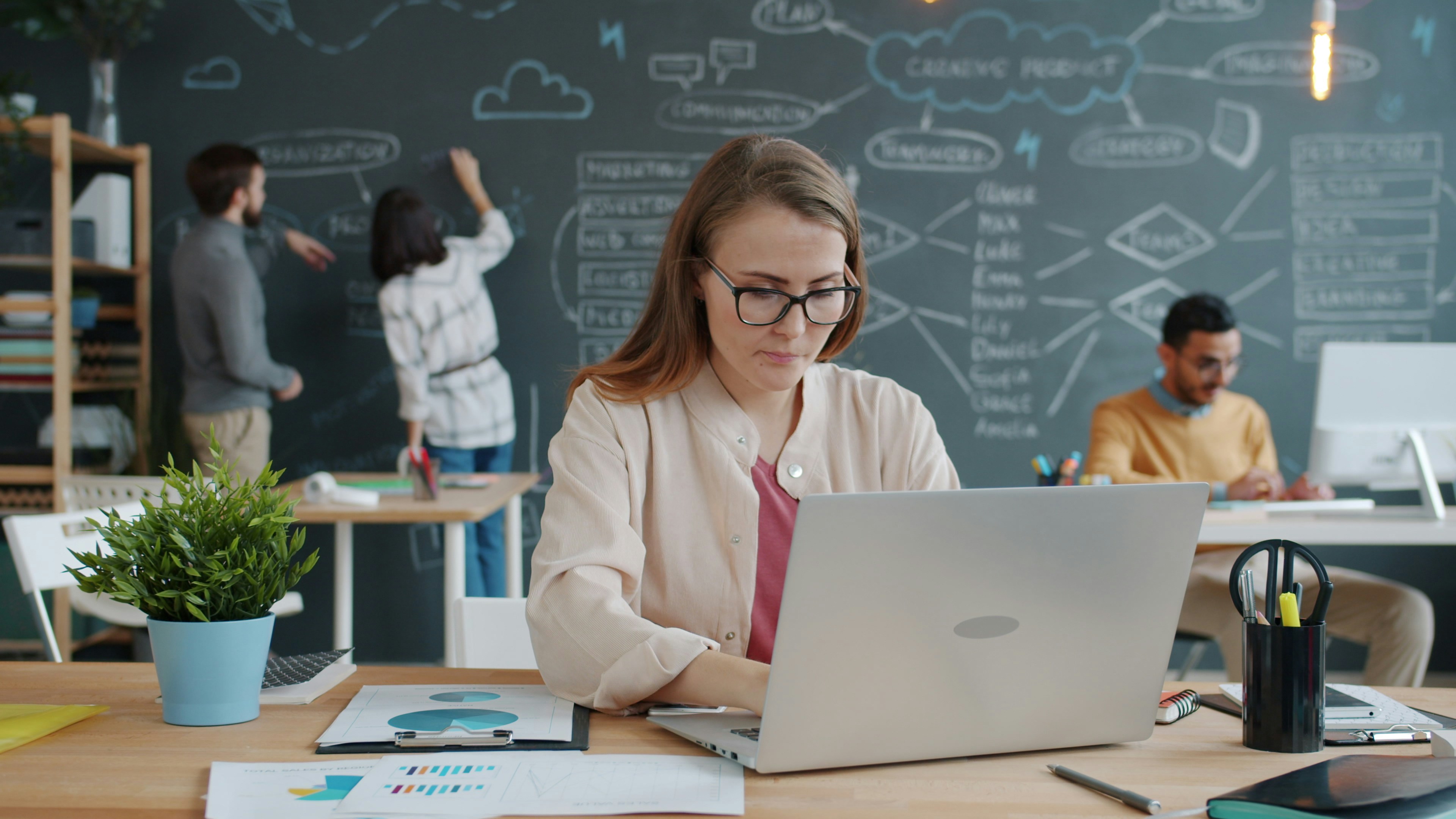 ¿Es un empleado de IA adecuado tanto para startups como para grandes empresas?