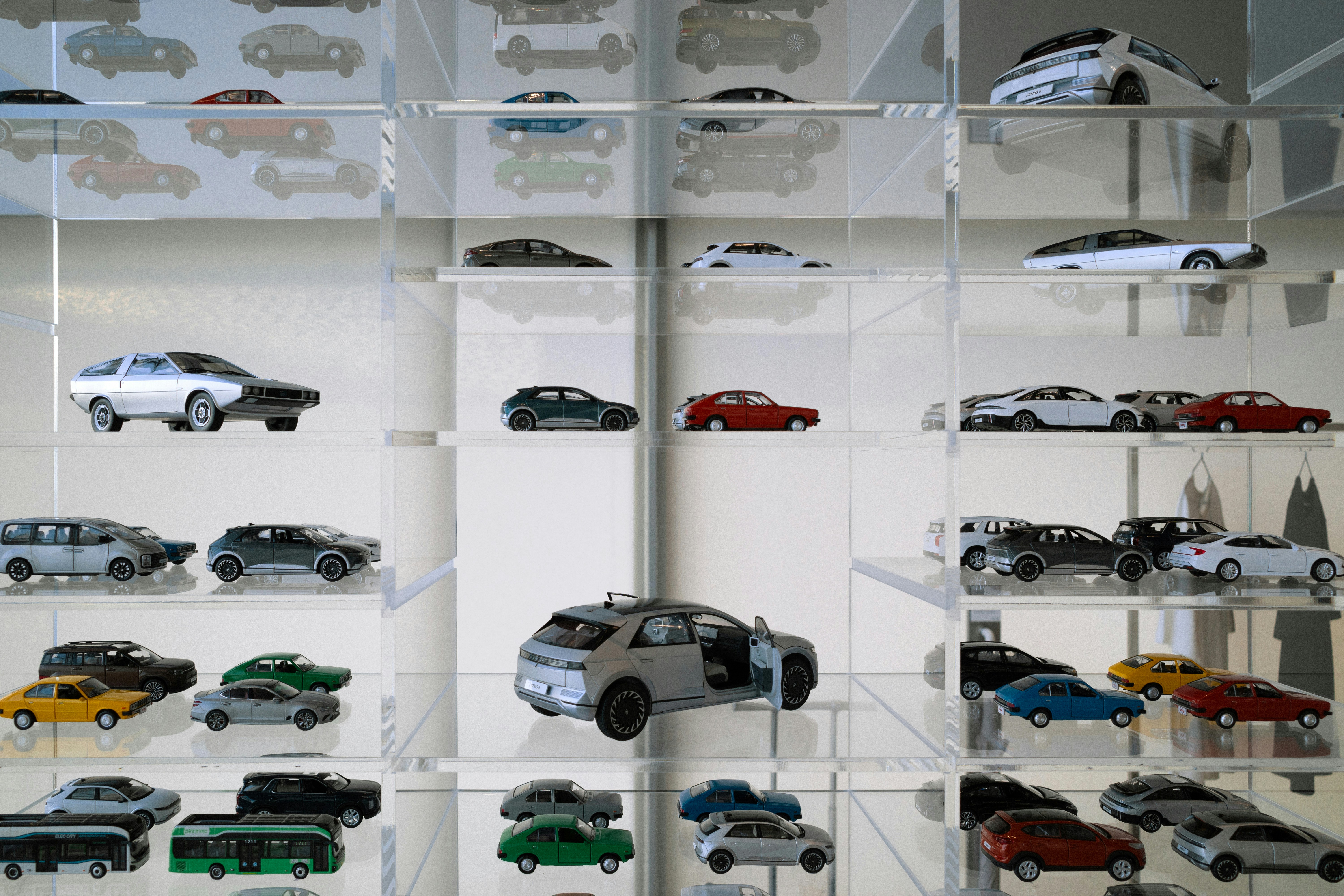 ¿Qué empresas automotrices obtienen el ROI más alto de la consulta web?