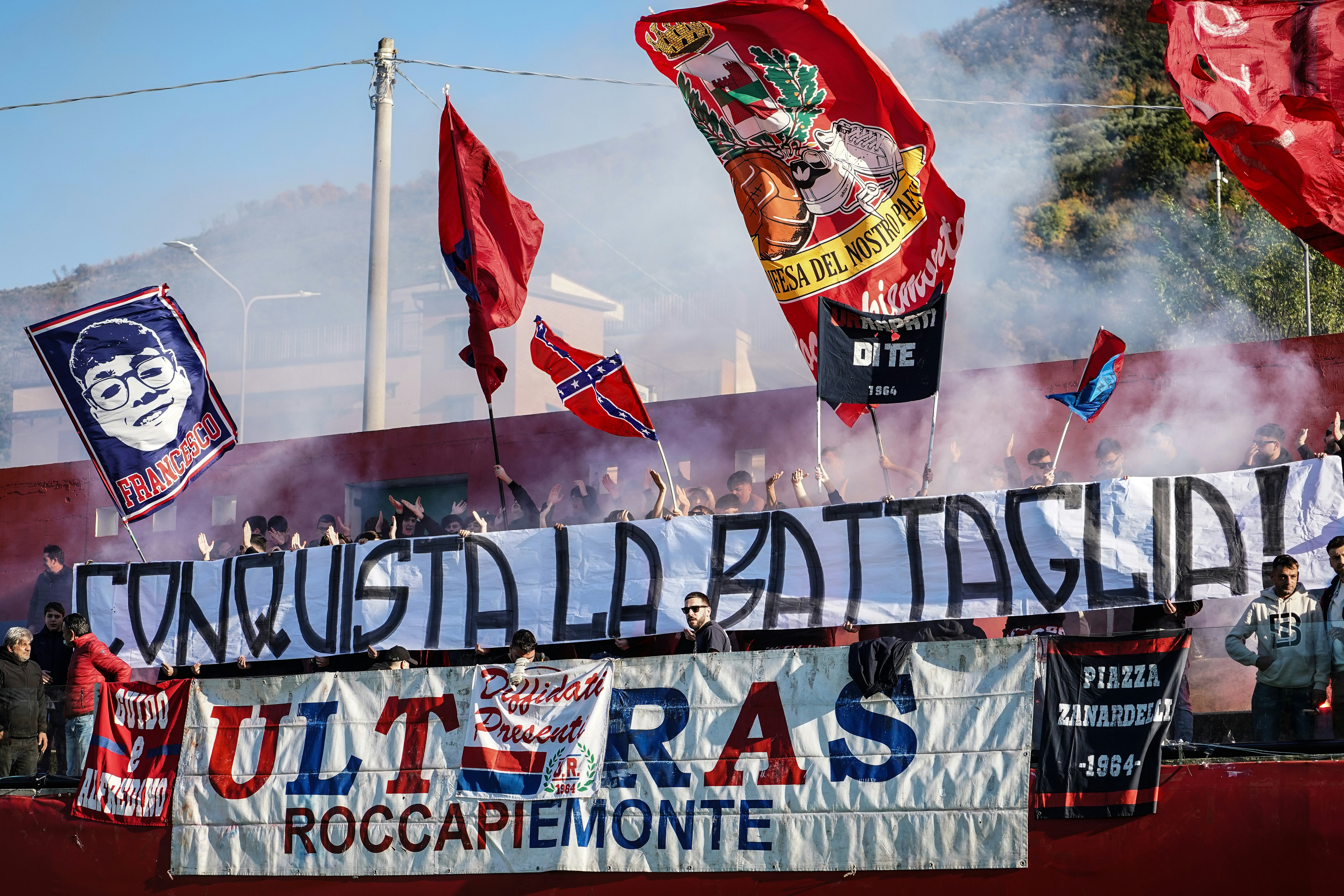 El entrelazamiento es la mitad de la historia: Post-selección vs. Trazas parciales