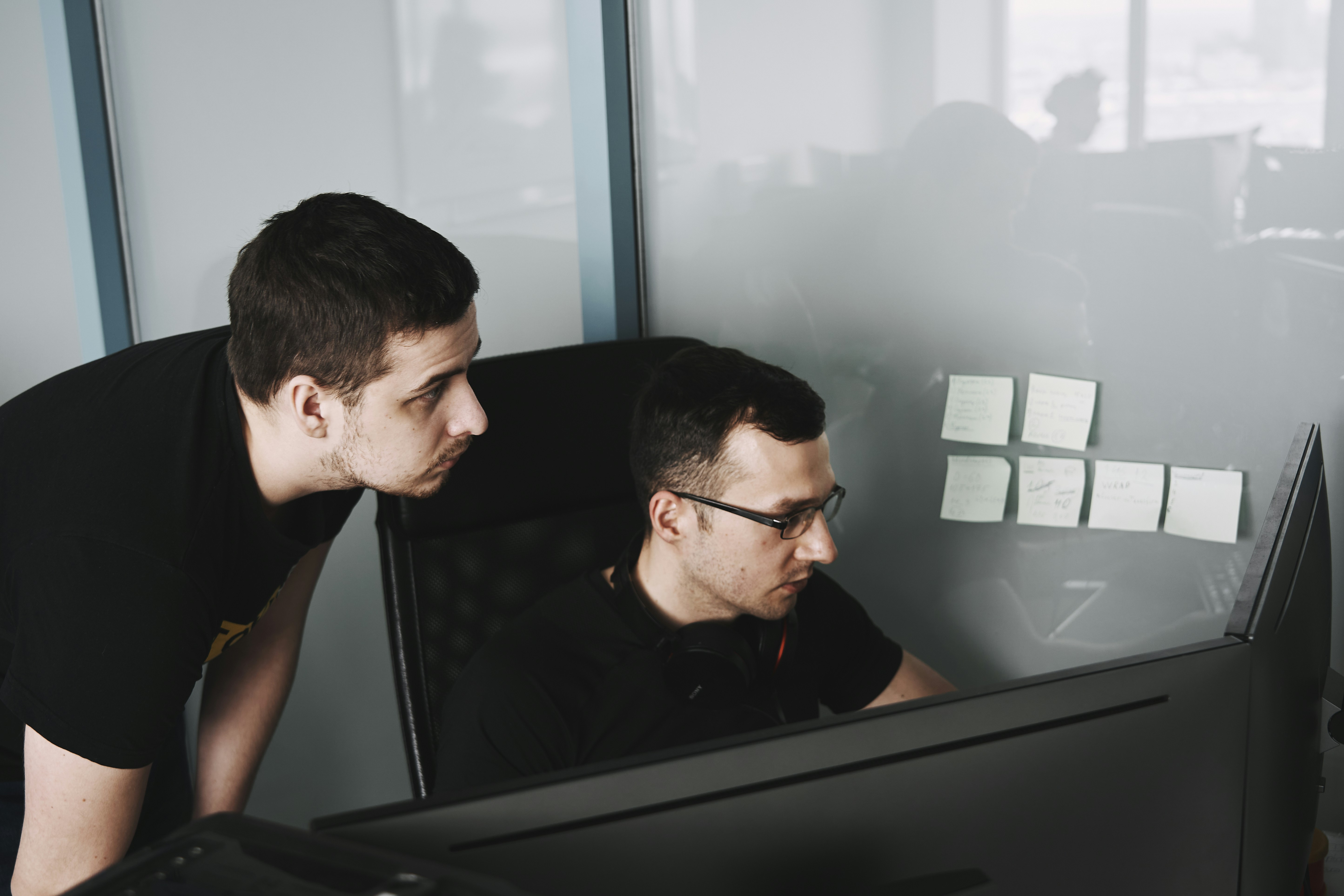 Mejorar la eficiencia: Equipo especializado está contratando programadores para una empresa líder en Madrid