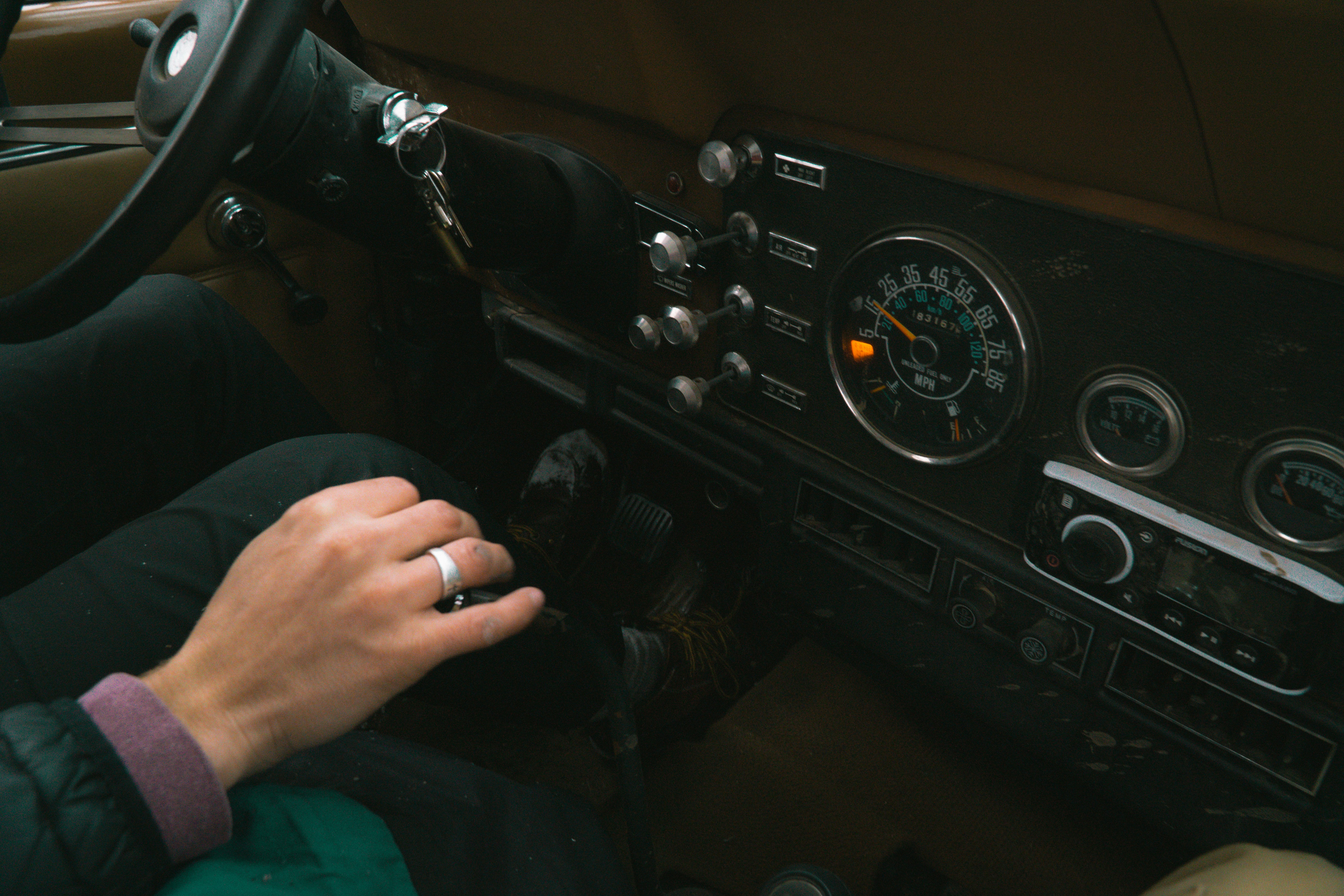 ¿Puede el sistema de gestión de una autoescuela conectarse con bases de datos o APIs?