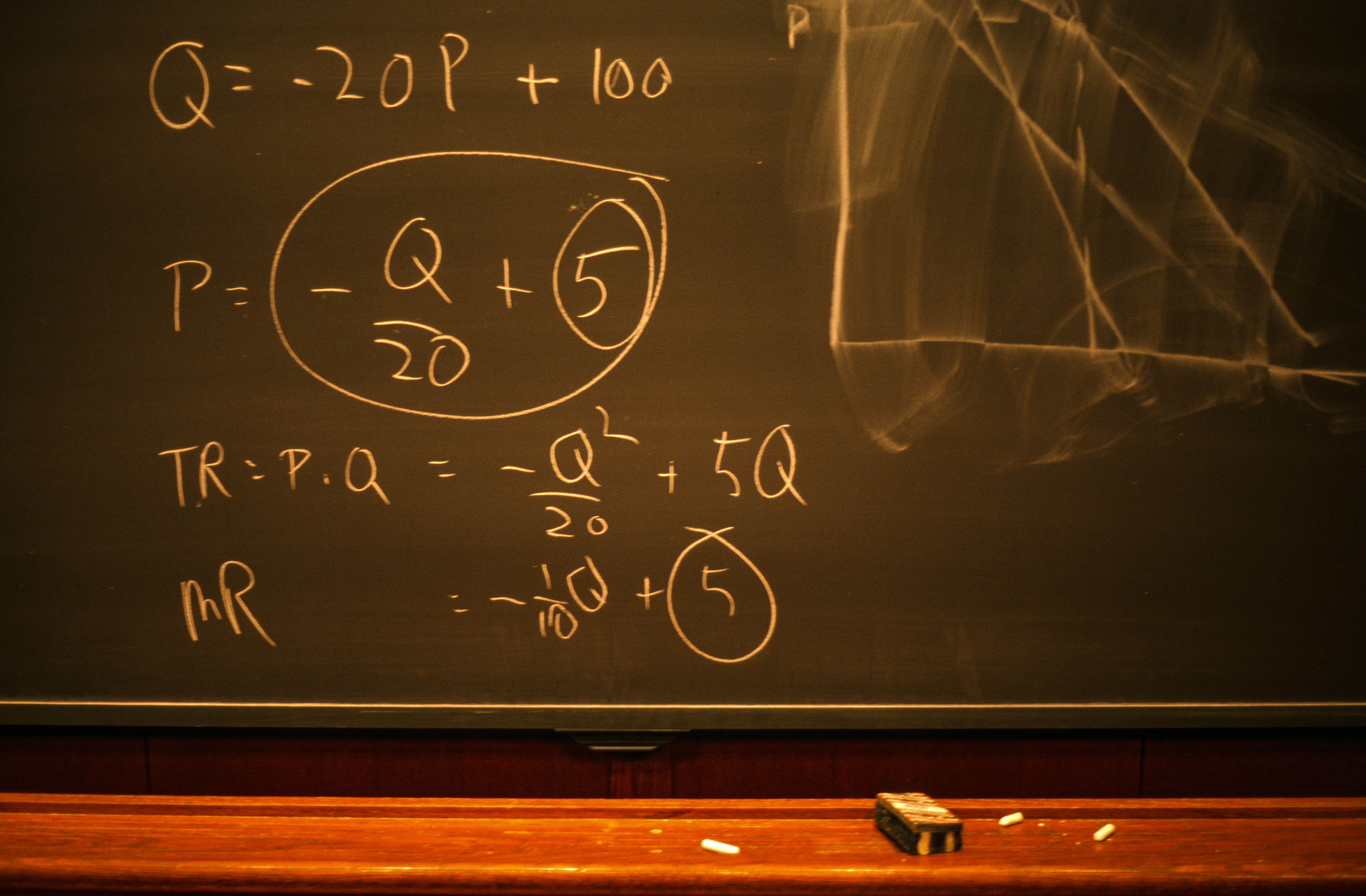Escape del Pozo Cognitivo: Matemáticas de Competencia con Modelos Comerciales