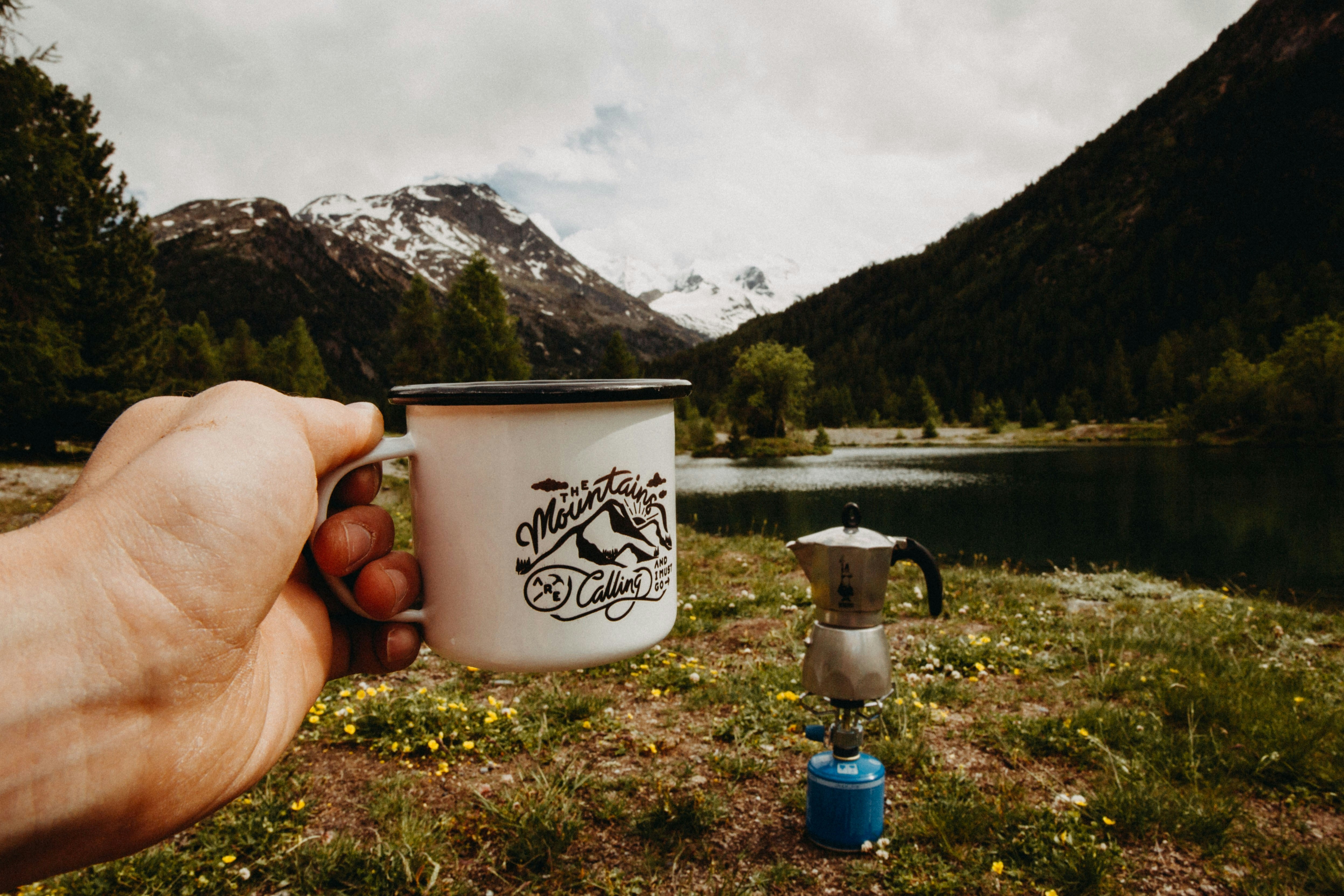 Café espresso de calidad en plena naturaleza con gadgets tecnológicos