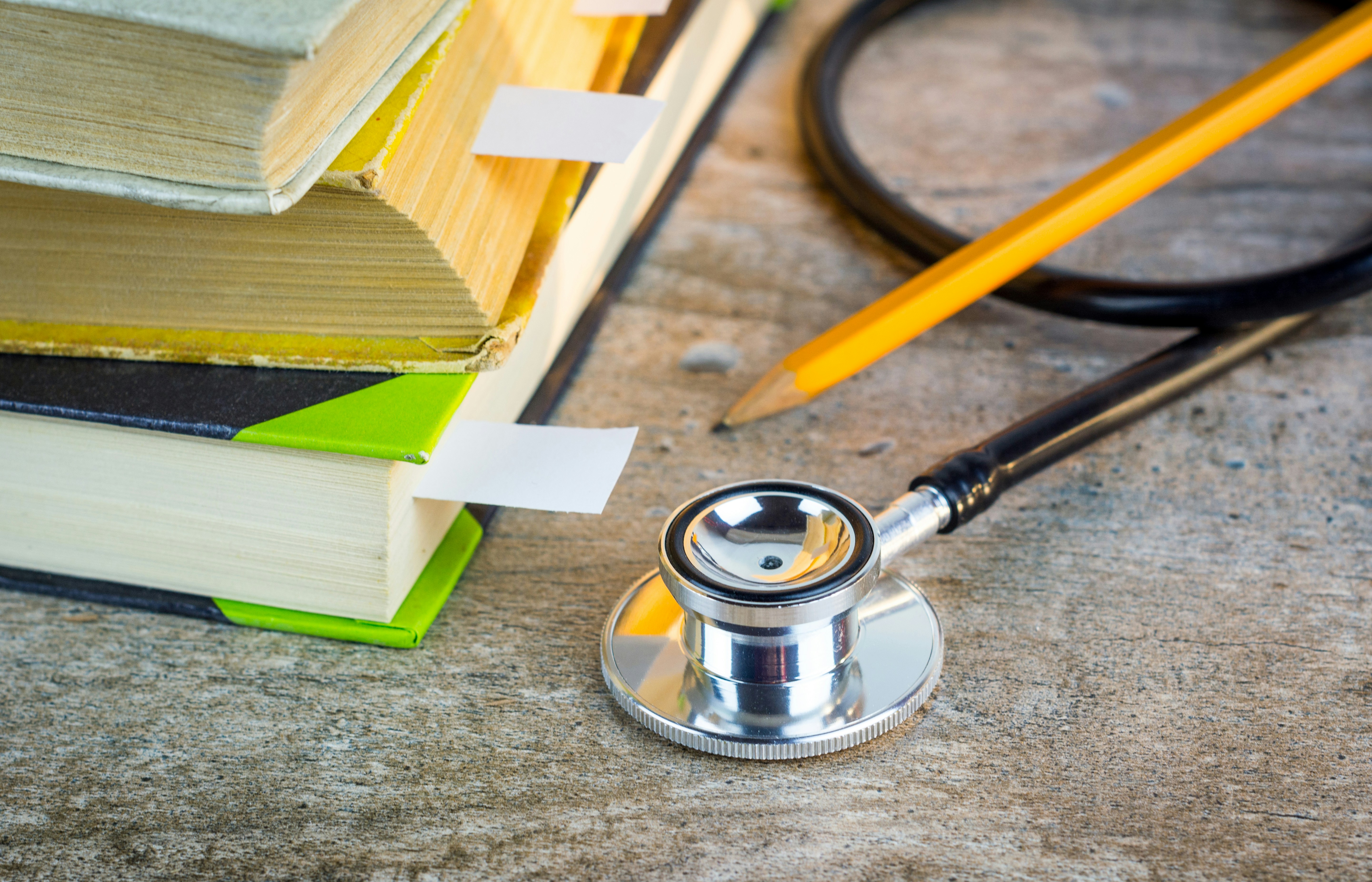 Mismo paciente, diferentes palabras: estabilidad semántica en LLMs clínicos