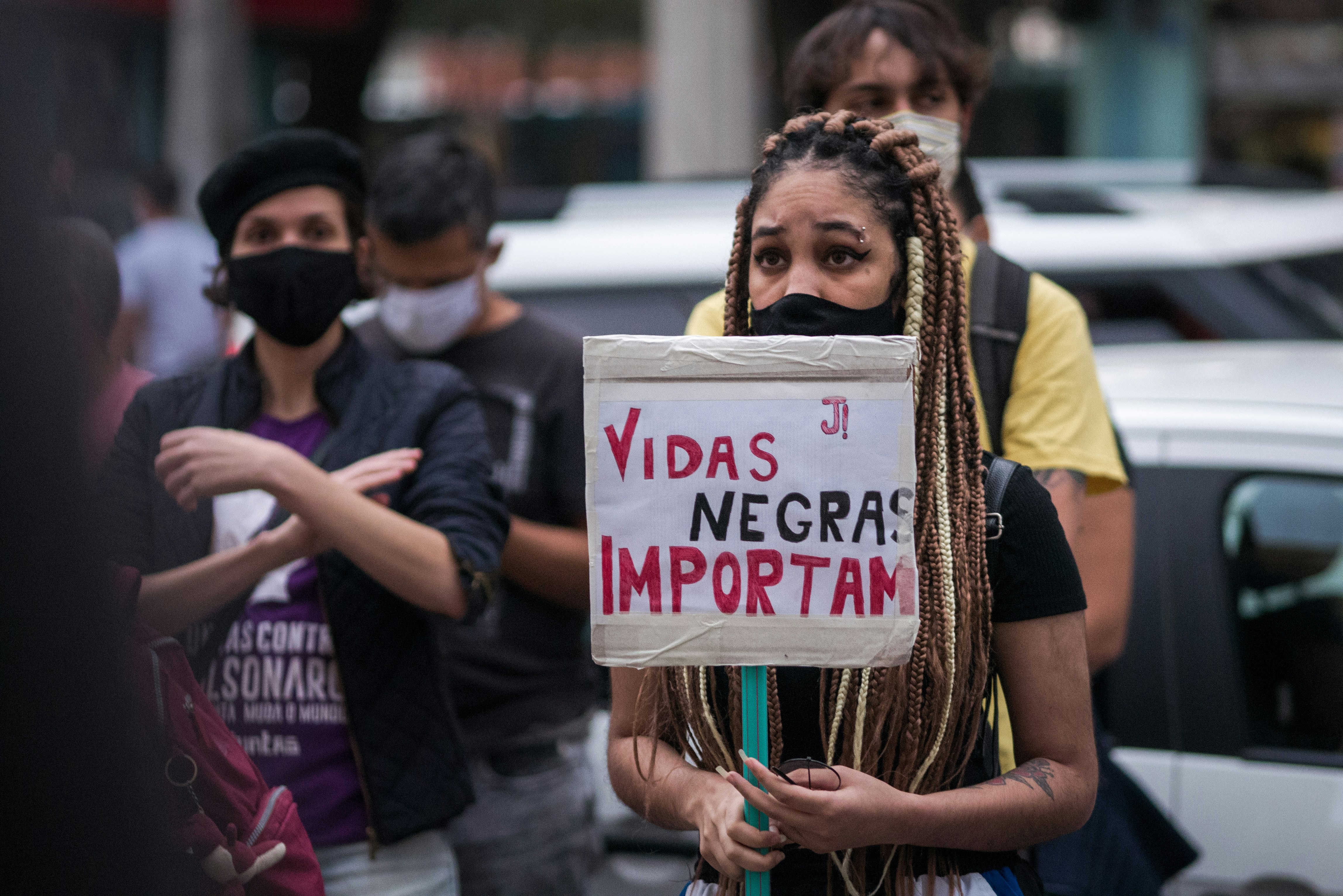 Estafadores de IA están creando personas negras falsas para vender basura de Shein