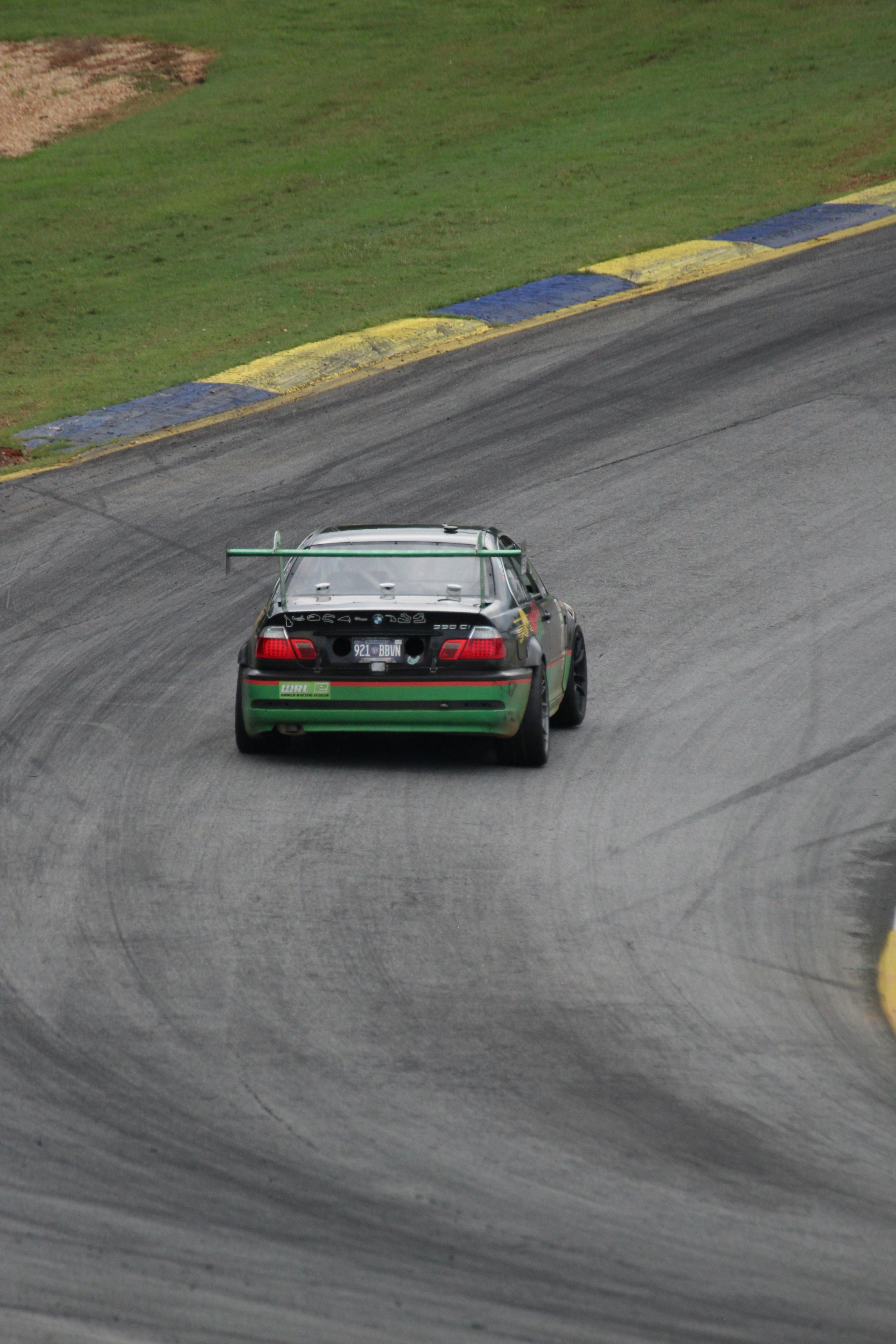 Este coche de pista de $165,000 hace lo mismo que los prototipos de millones de dólares